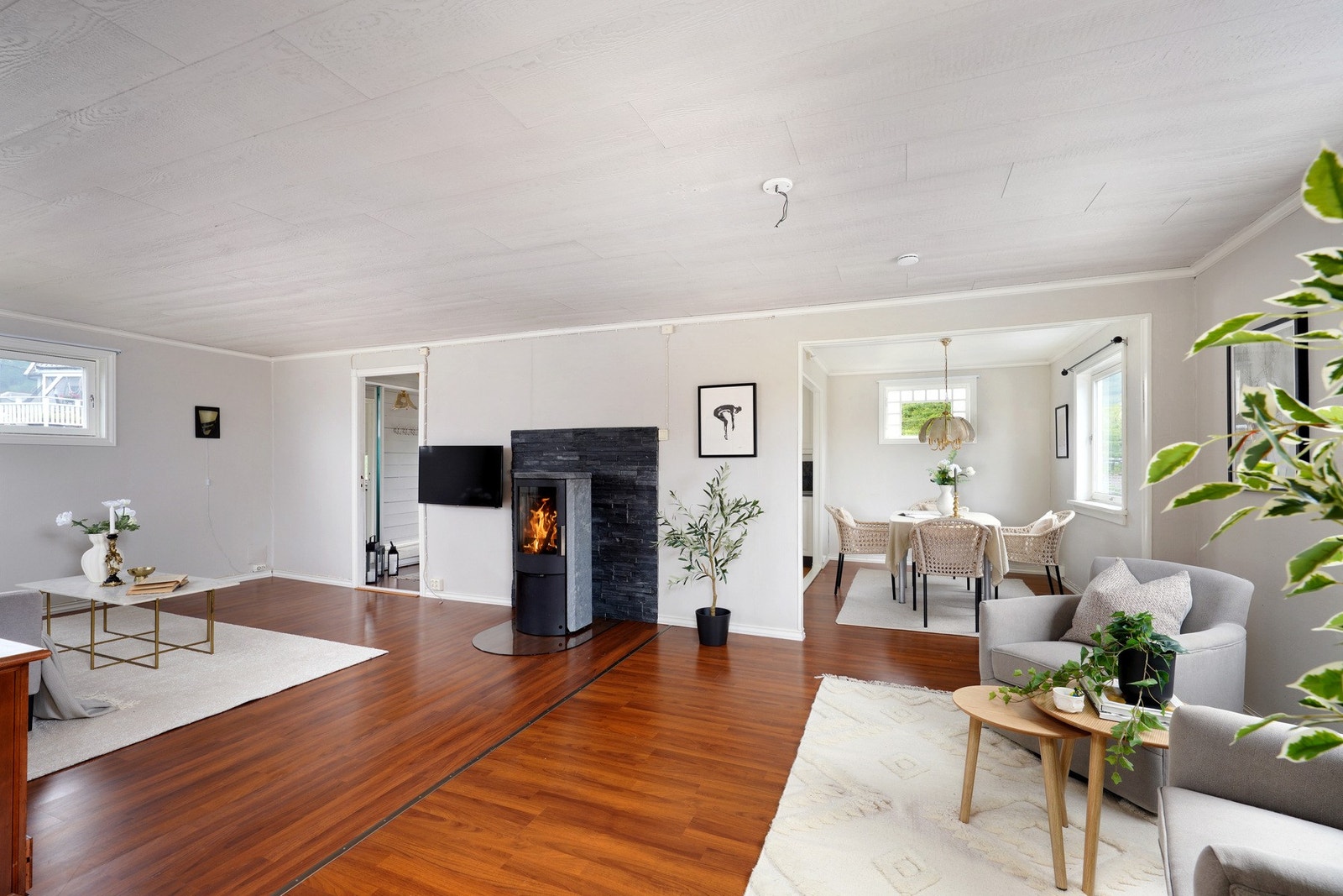 Stuen er romslig og byr på flere innredningsmuligheter alt etter ønsker og behov. Galleribilde