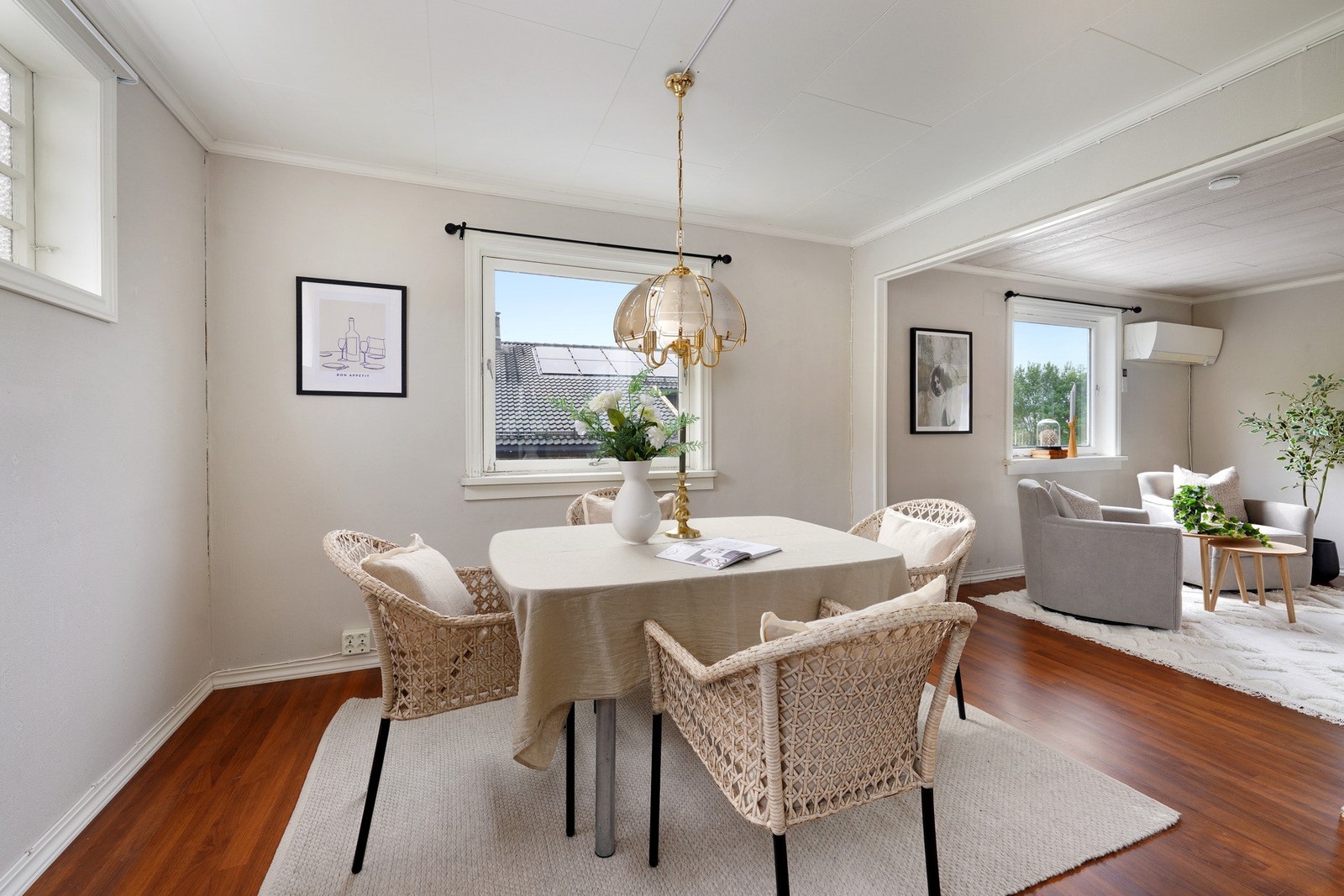 God plass til stort spisebord, her er det bare å invitere venner og familie til bords. Galleribilde