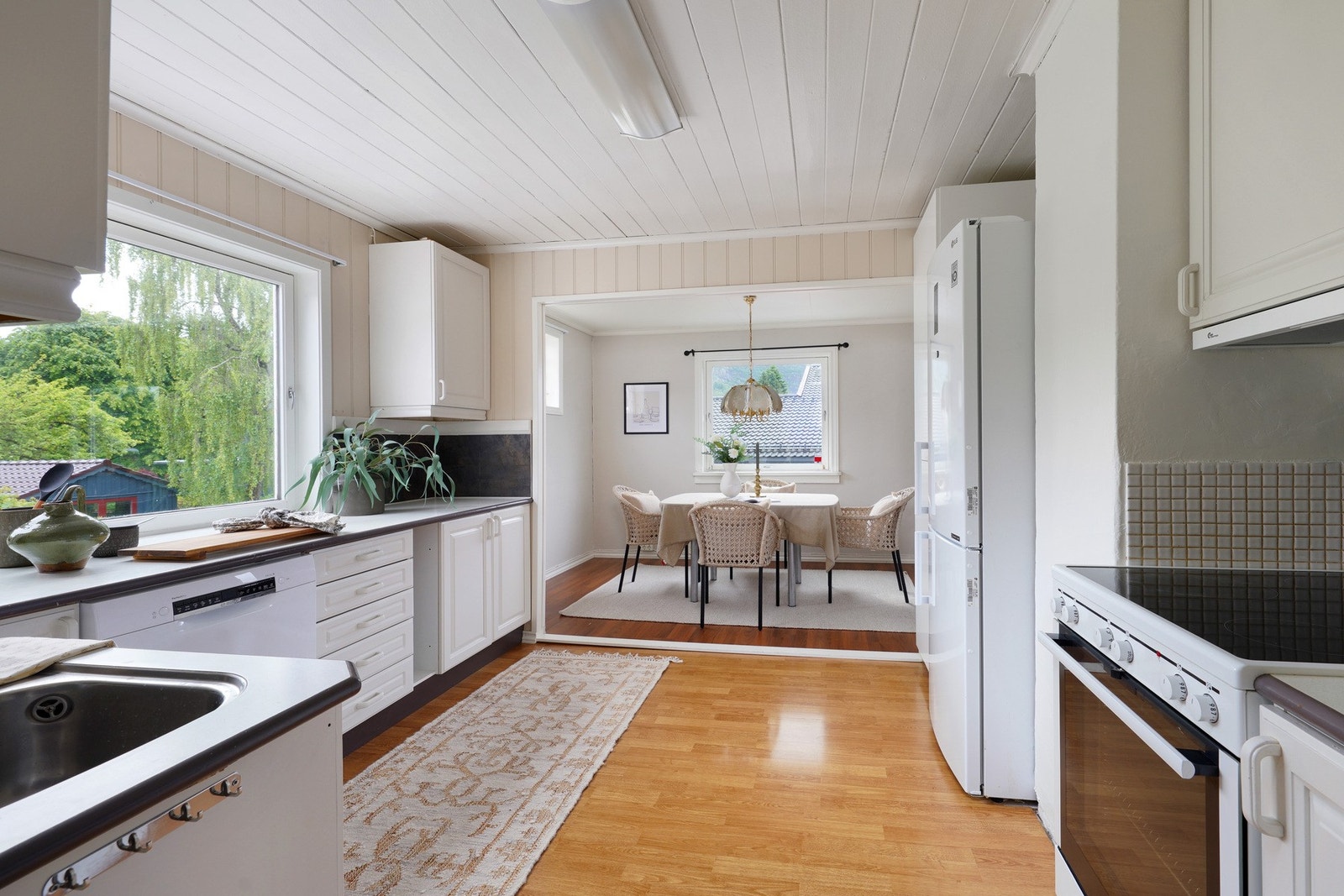 Praktisk kjøkken til hobbykokkens glede. Galleribilde