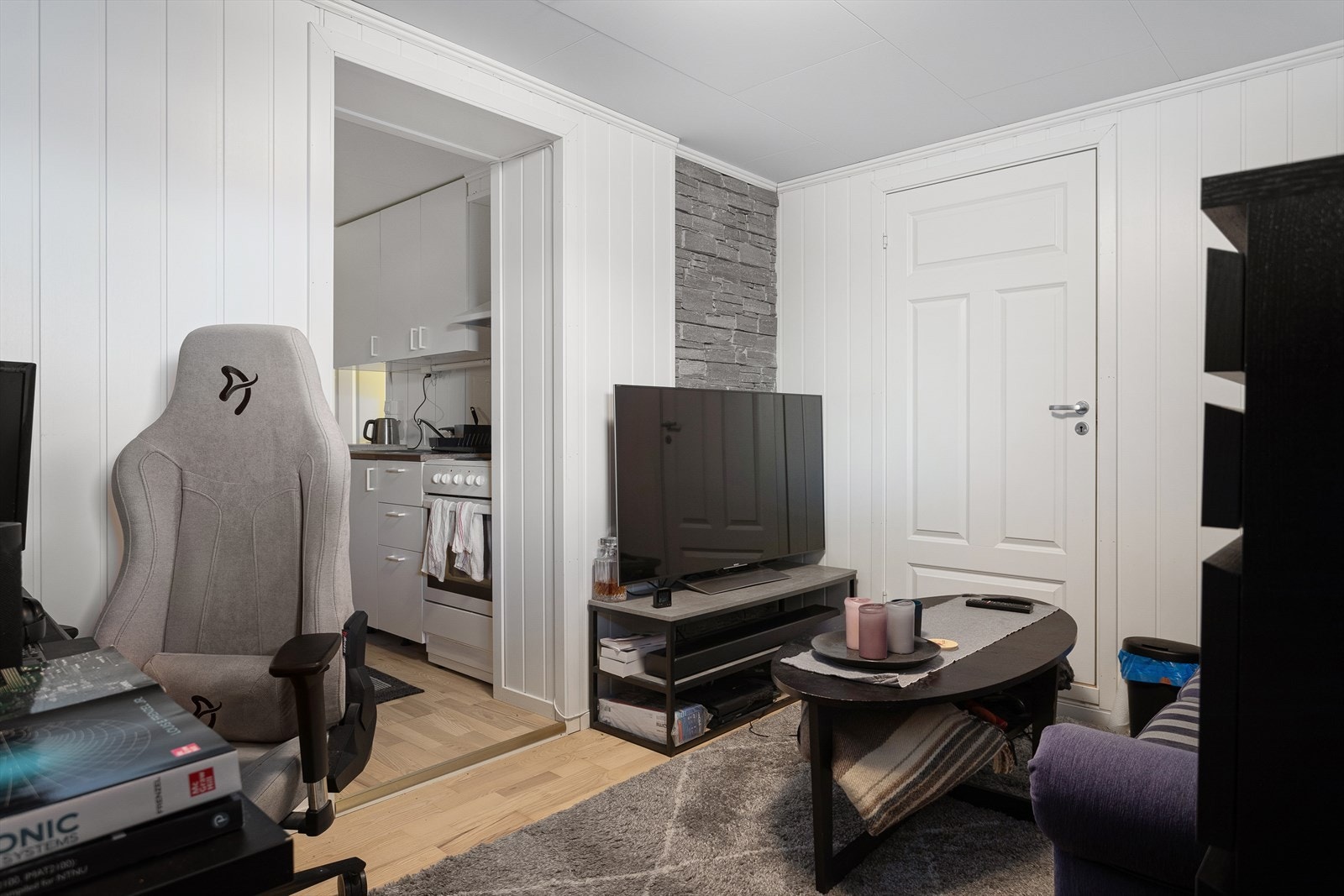 Stue hybel 1. Dør til hoveddel. Galleribilde