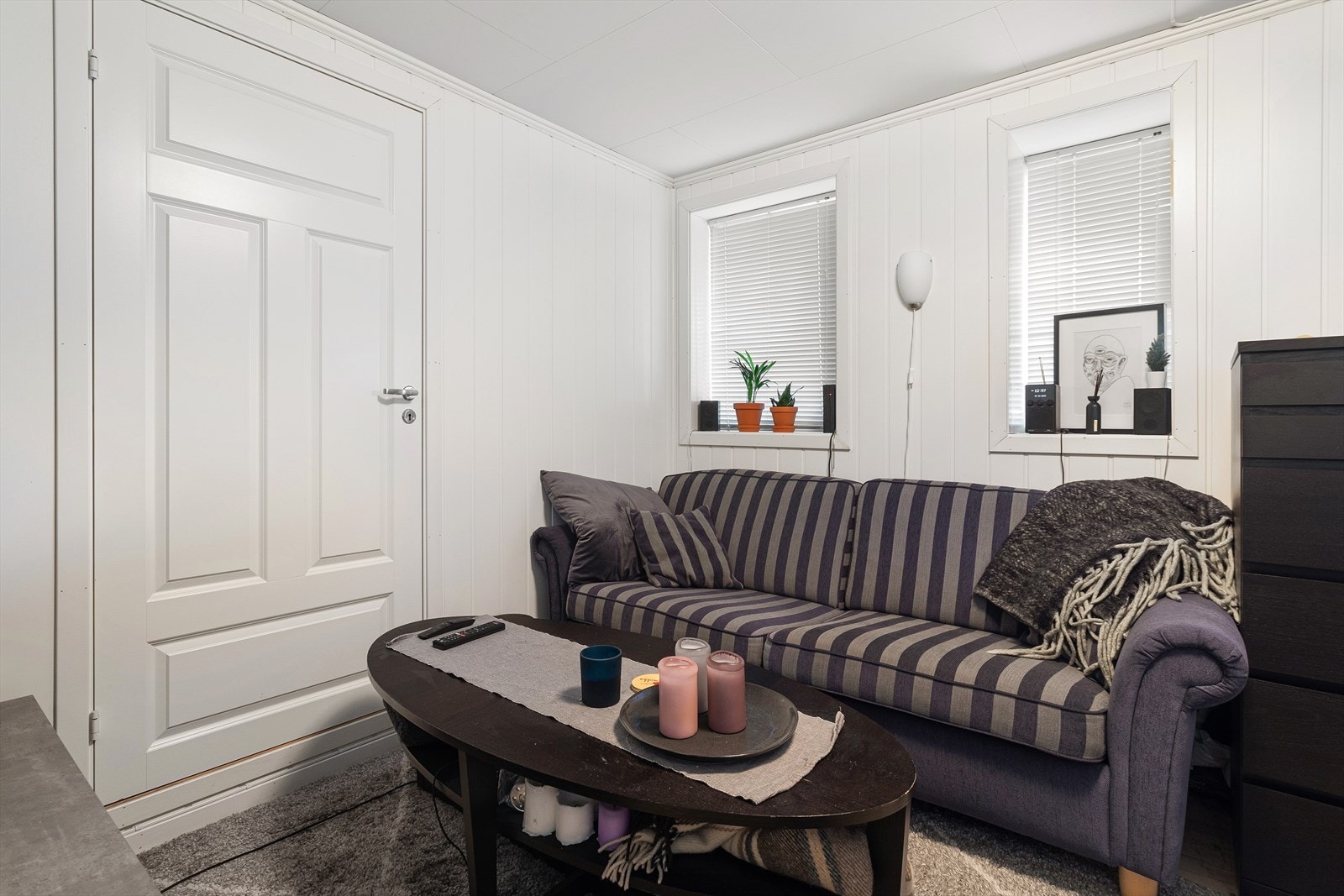 Stue hybel 1. Dør til hoveddel Galleribilde