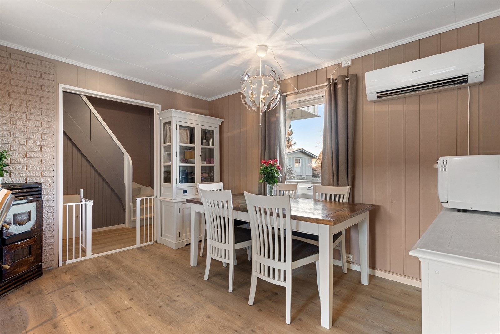 Spisegruppe på kjøkken. Varmepumpe Galleribilde