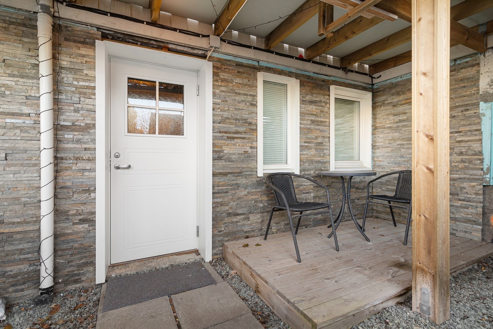 Inngang hyvel 1 (pt utleid til kr 7.000,-) Det gjøres oppmerksom på at den ikke er omsøkt/bruksendret og kjøkken/alkove ikke tilfredstiller krav til varig opphold pga lite vindu. Galleribilde