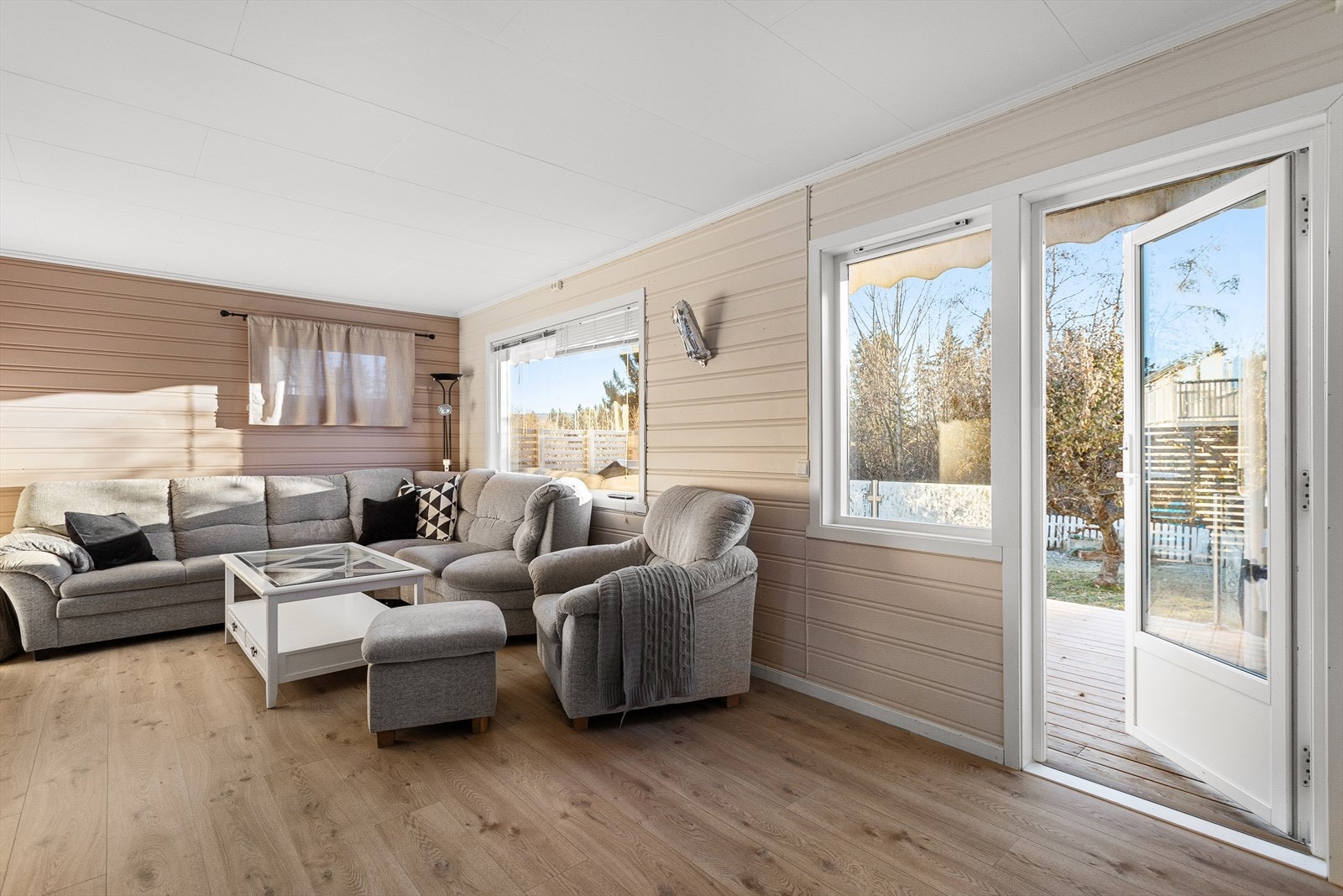 Stue og utgang til solrik veranda Galleribilde