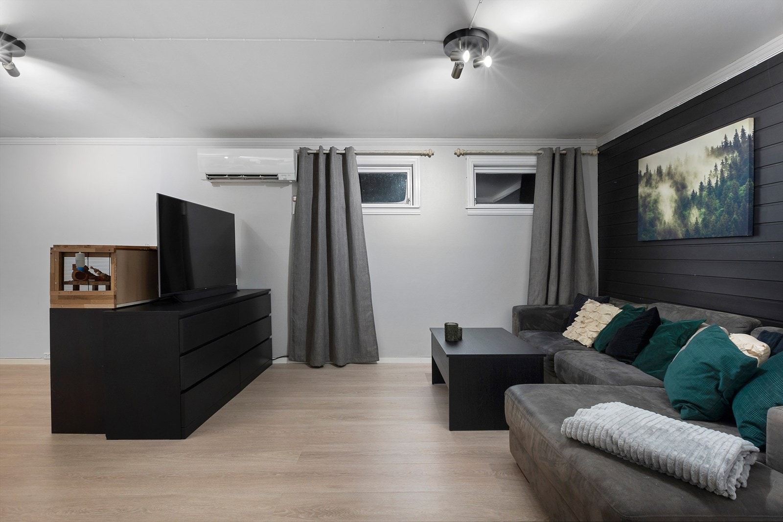 Hybelen inneholder innredet rom med seng, innredet rom som kontor, stue/kjøkken, bad og bod. Galleribilde