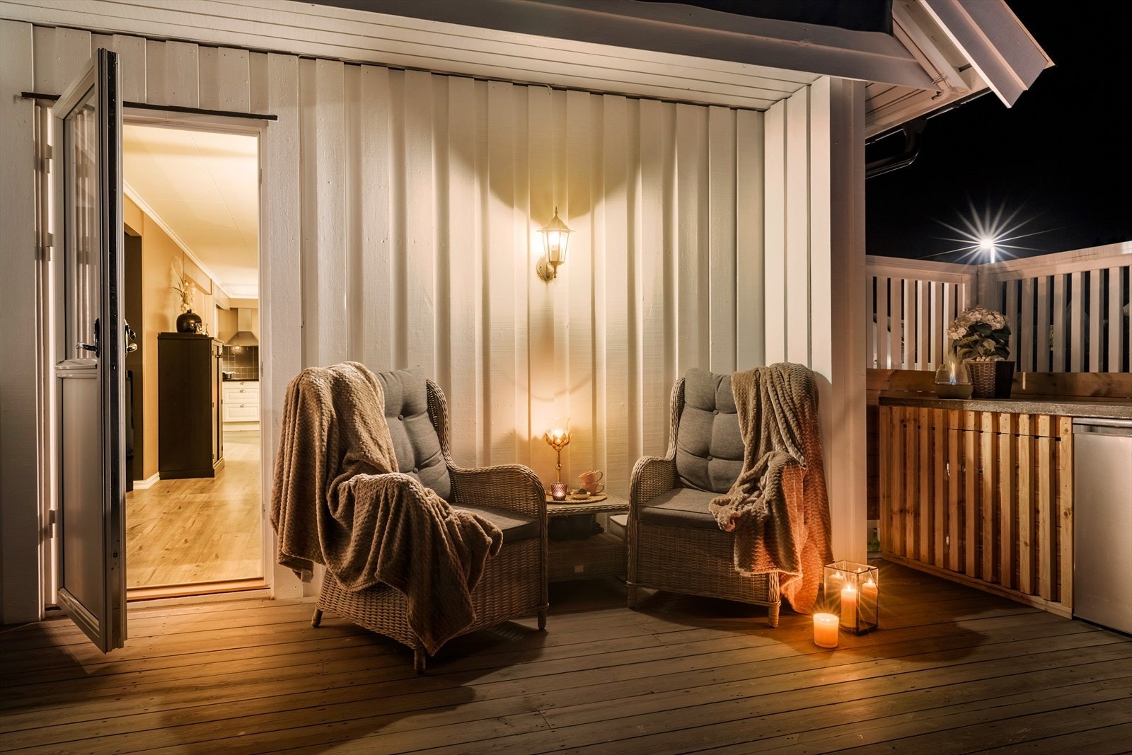 Denne innholdsrike familieboligen tilbyr smarte løsninger for optimal komfort og praktisk bruk. Galleribilde