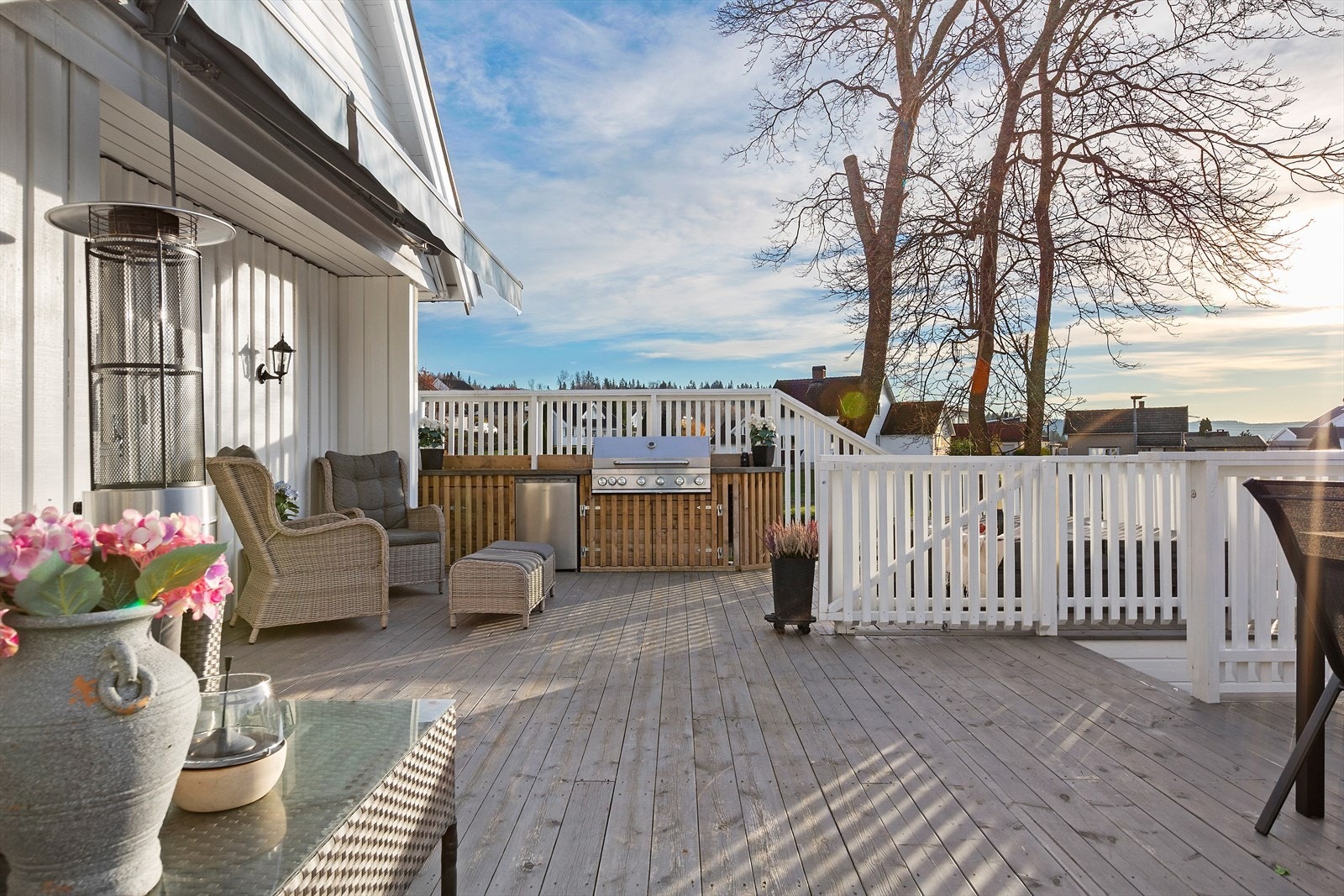 Terrassen har innebygd grill og kjøleskap i en praktisk og enkel utekjøkken innredning. Galleribilde