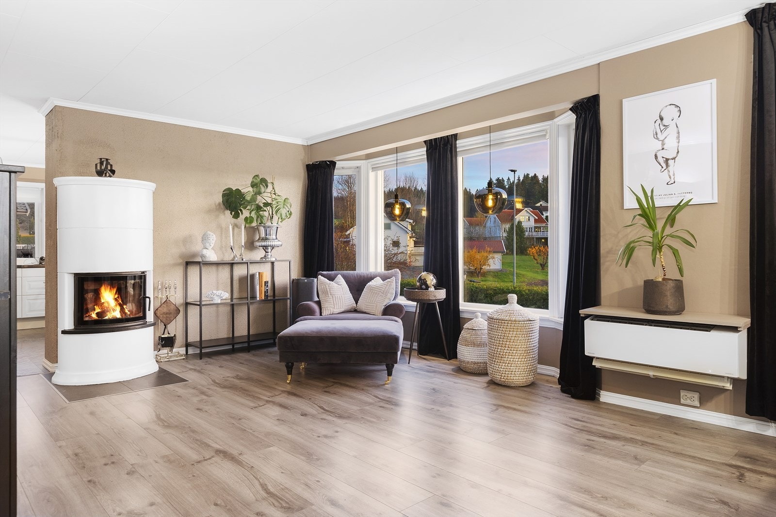 Fra kjøkkenet kommer en til spisestuen og stuen. Spisestuen er pent innredet med 1-stvas laminat på gulv og strie på vegg malt i en trendy og dus fargetone. Galleribilde