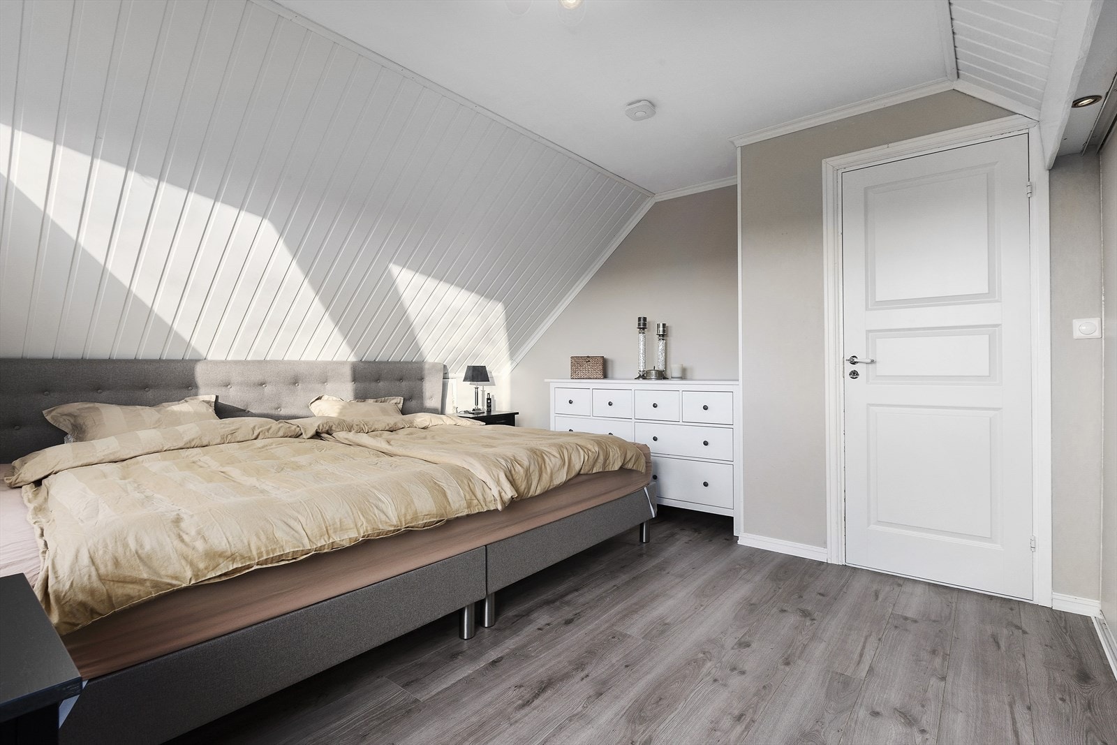 Det er god plass til oppbevaring av klær, sko og diverse tilbehør i skyvedørsgarderobe. Galleribilde