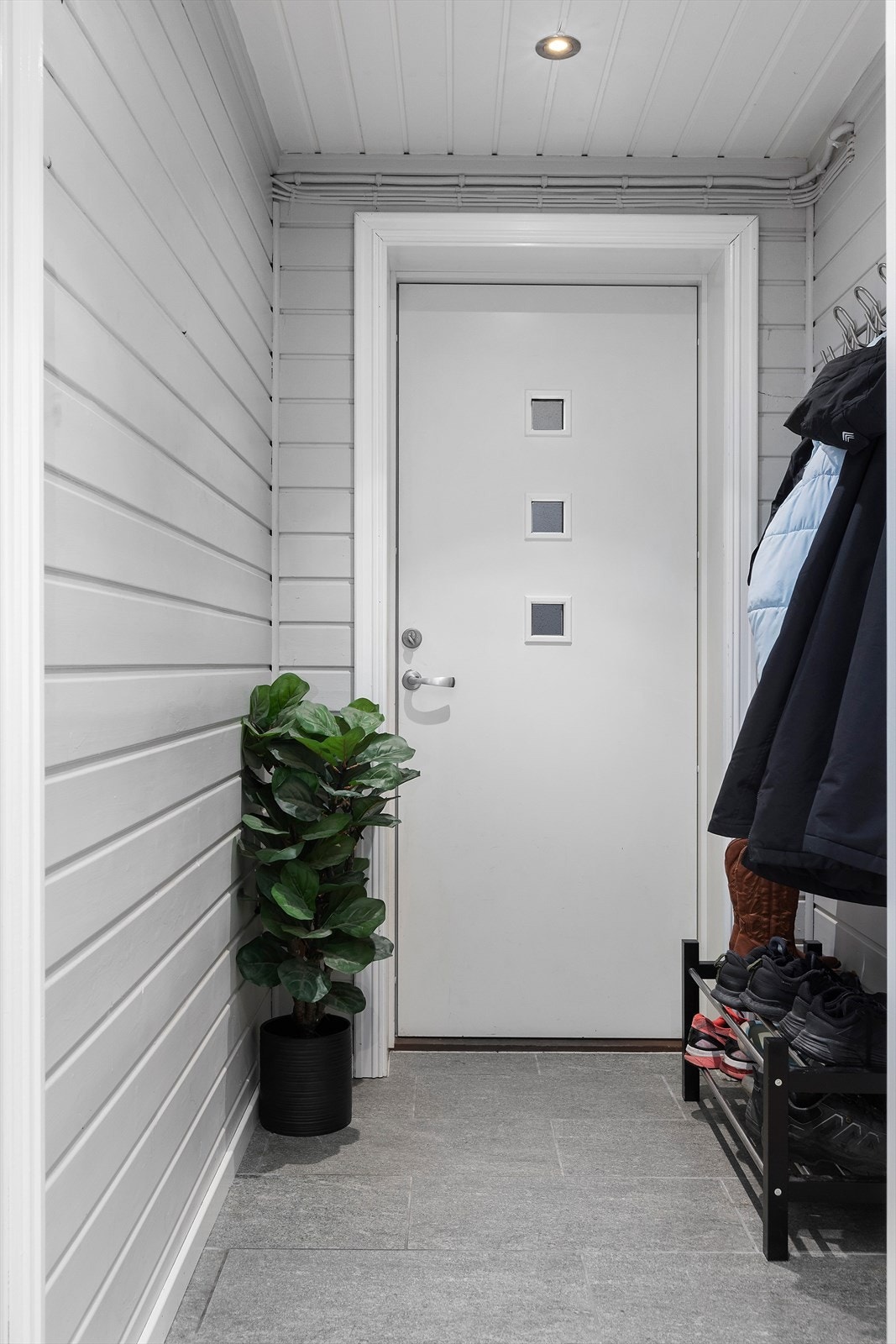 Boligens kjeller er innredet som en hybel som har vært leid ut. Galleribilde