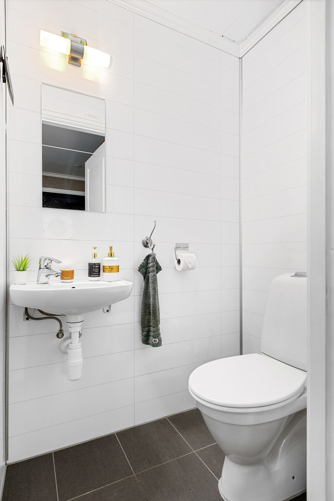 Fra entréen er det tilgang til et praktisk toalettrom med enkel servantinnredning og toalett. Galleribilde