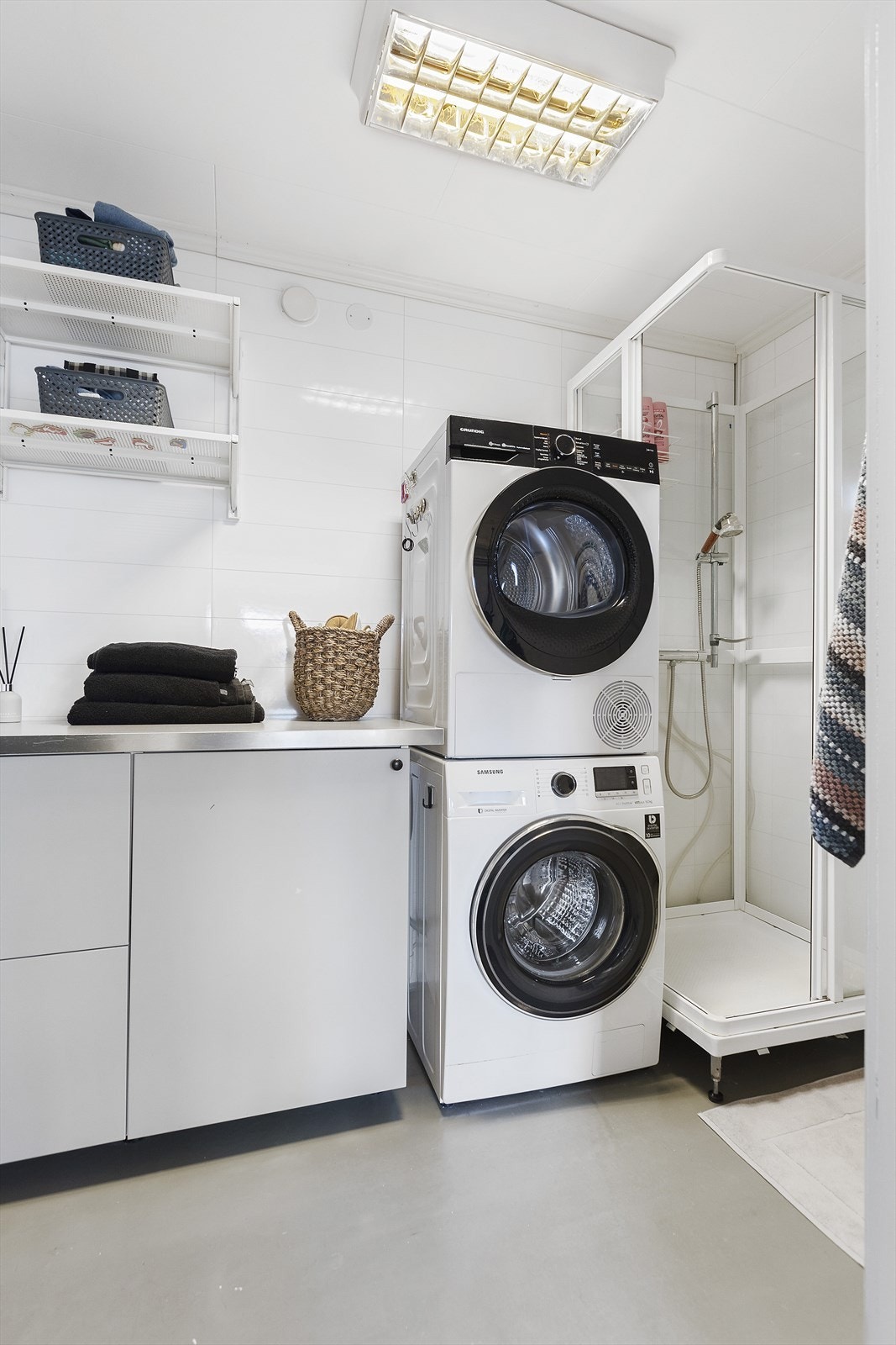 Praktisk innredet vaskerom i 1.etasje med en romslig innredning. Rommet har opplegg for vaskemaskin og tørketrommel og har en ekstra dusj. Det er separat inngang fra vaskerommet. Galleribilde