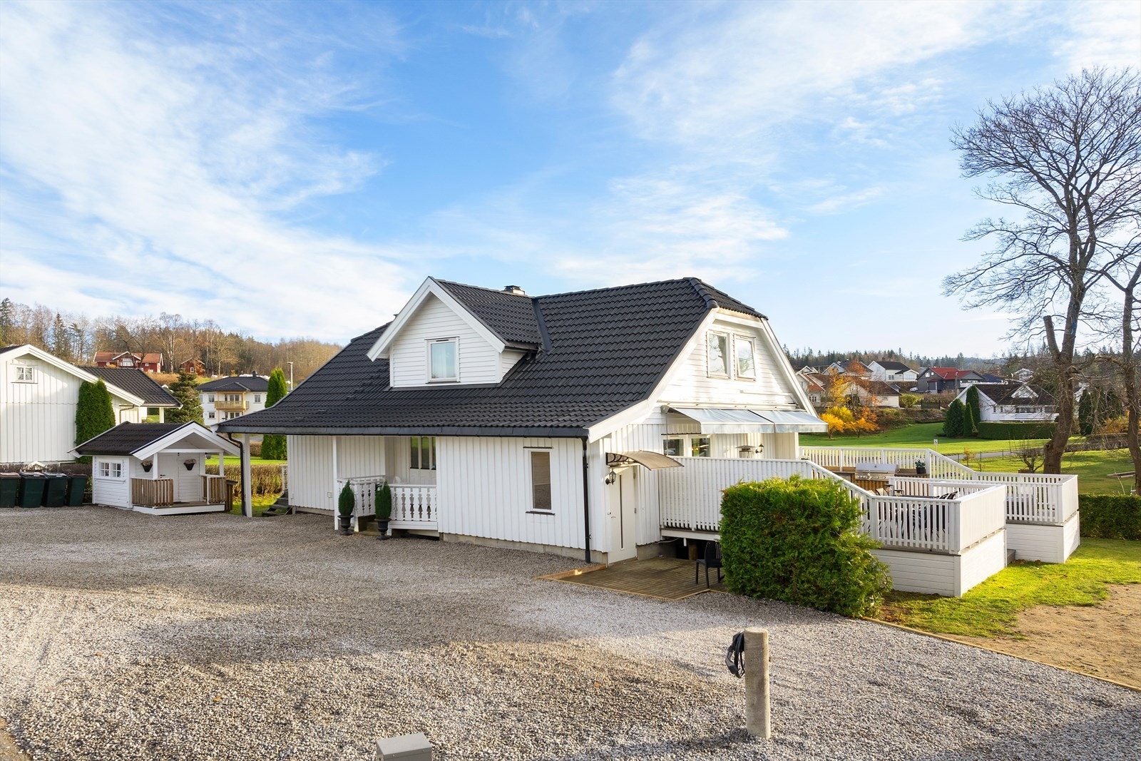 Parkering forekommer i egen gruset gårdsplass. Galleribilde