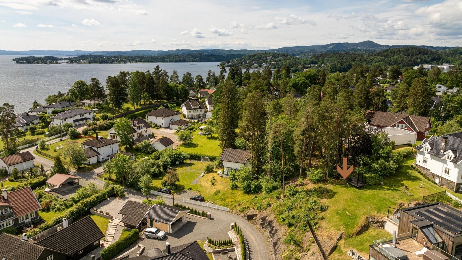 Stor tomt til enebolig på utsiktstomt i etablert nabolag Galleribilde