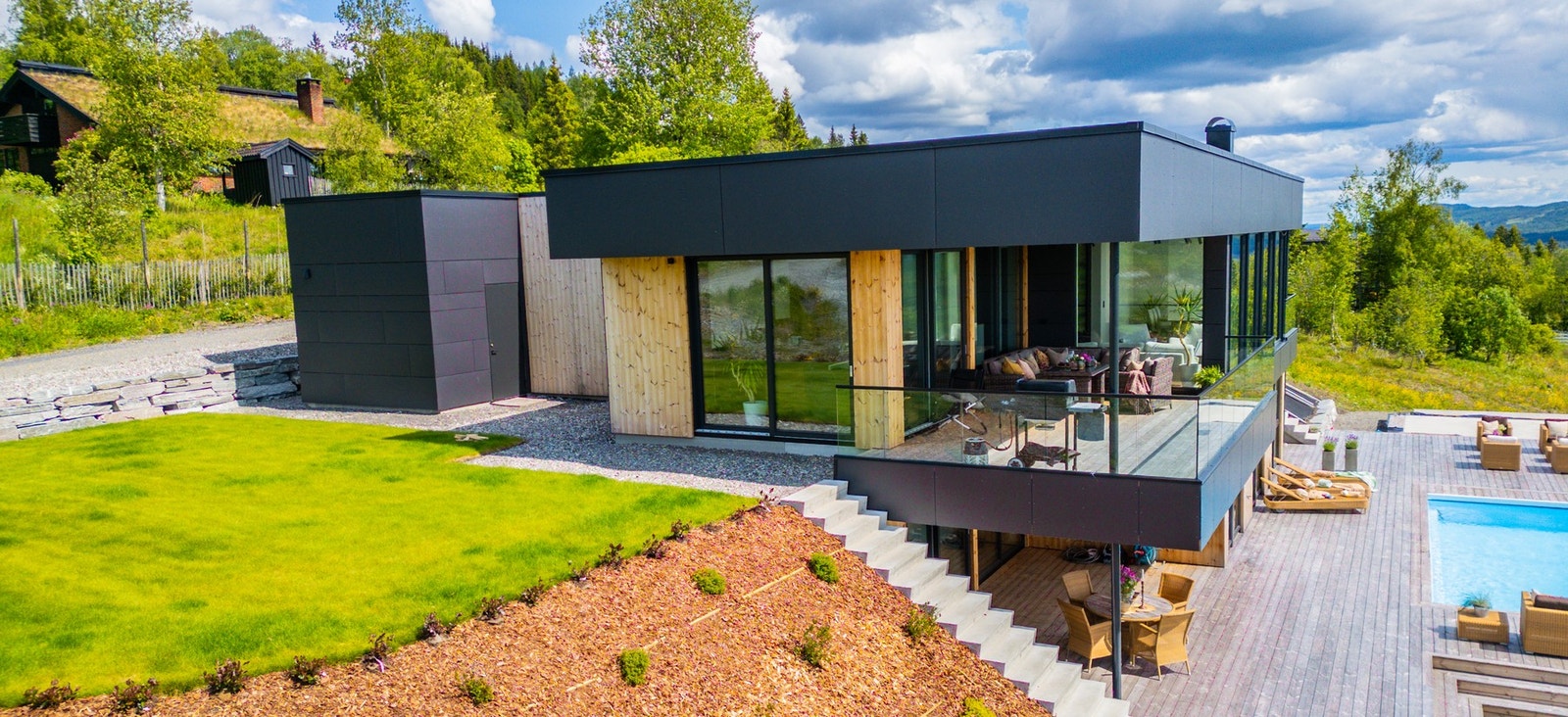 Meget stilrent med store vindusflater og romslig terrasse. Utsikt mot skog og solnedgang. Galleribilde