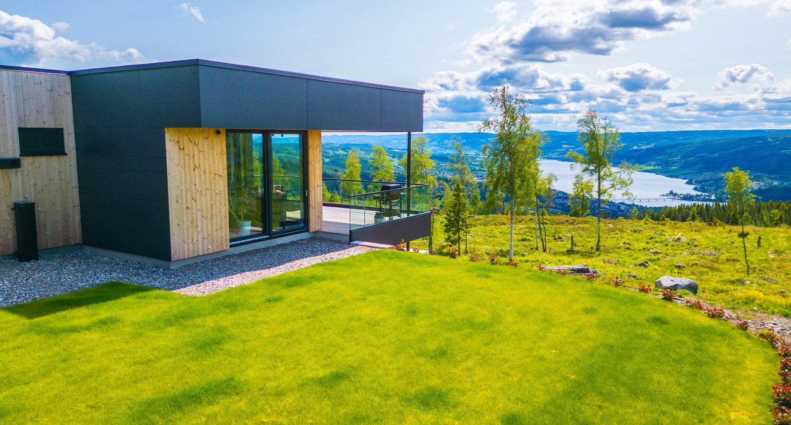 Påkostet og meget lekkert Urbanhus med flere spesialtilpassede kvaliteter. Totalentreprenør for huset er Tuft Bygg AS. Galleribilde