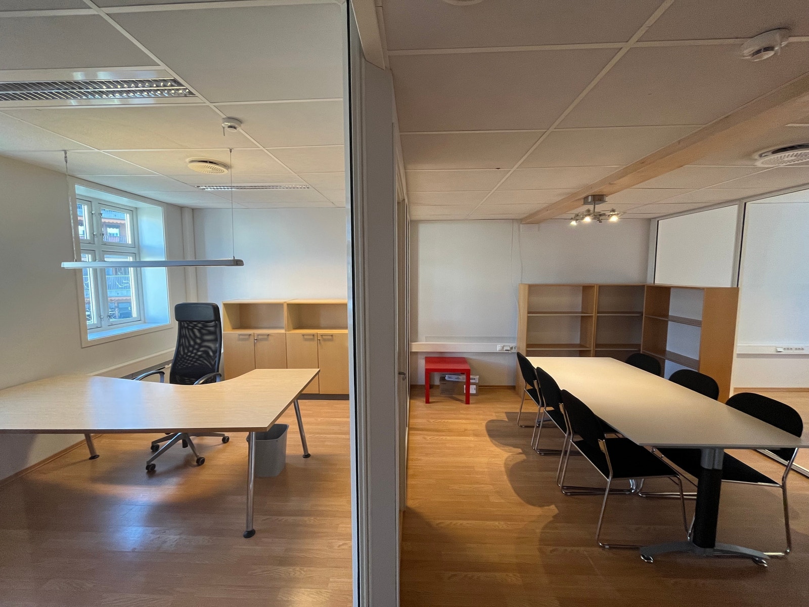 Store glass vinduer inn til kontor 1 Galleribilde