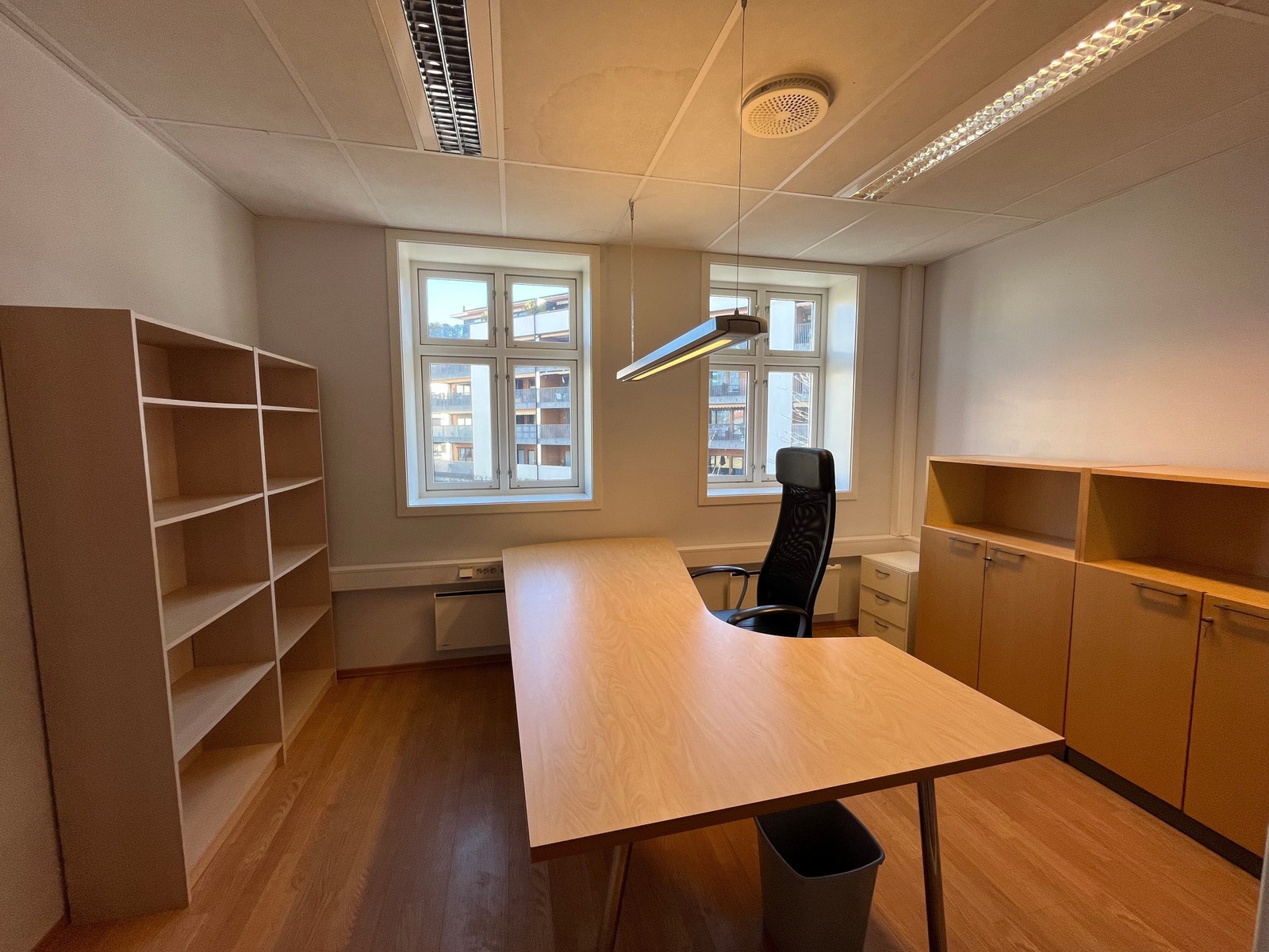 Med kort vei til toget, alle tjenester i området og gode parkeringsmuligheter har disse lokalene det som trengs. Galleribilde