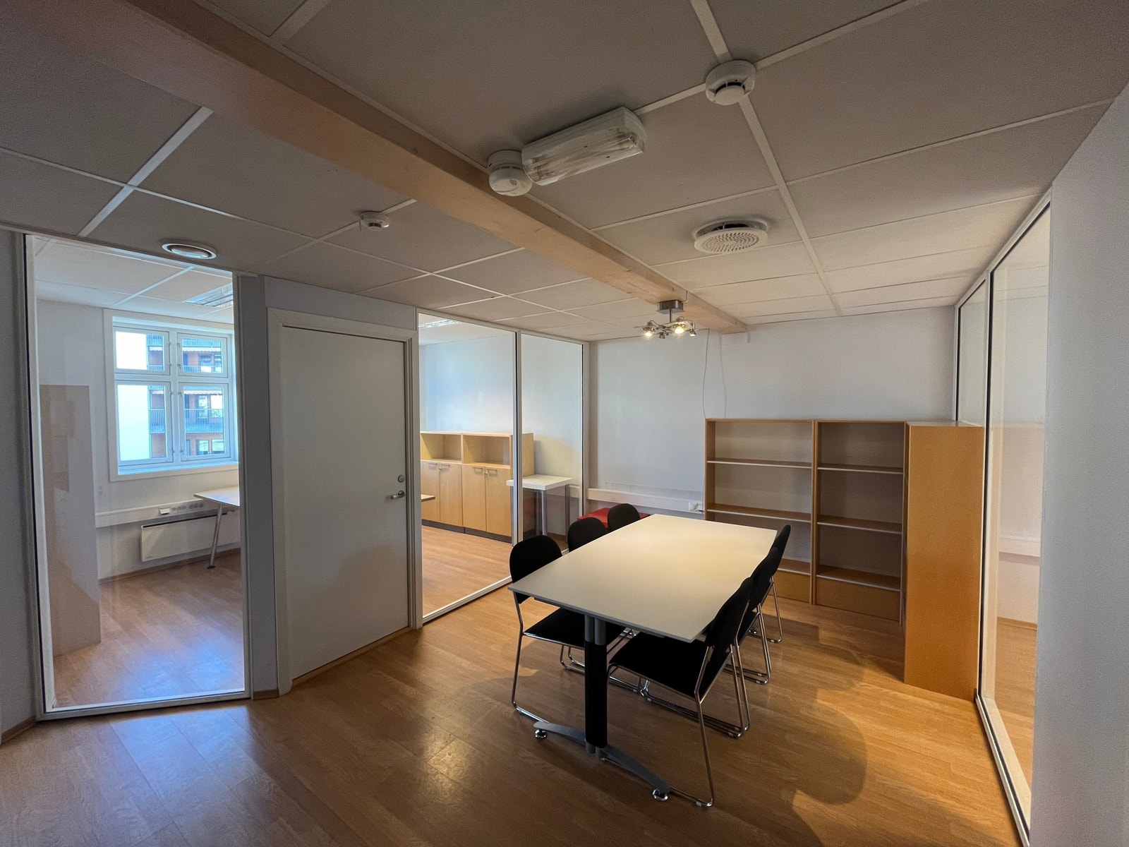 Møterommet 1 ligger midt i mellom kontor 1 og 2 Galleribilde