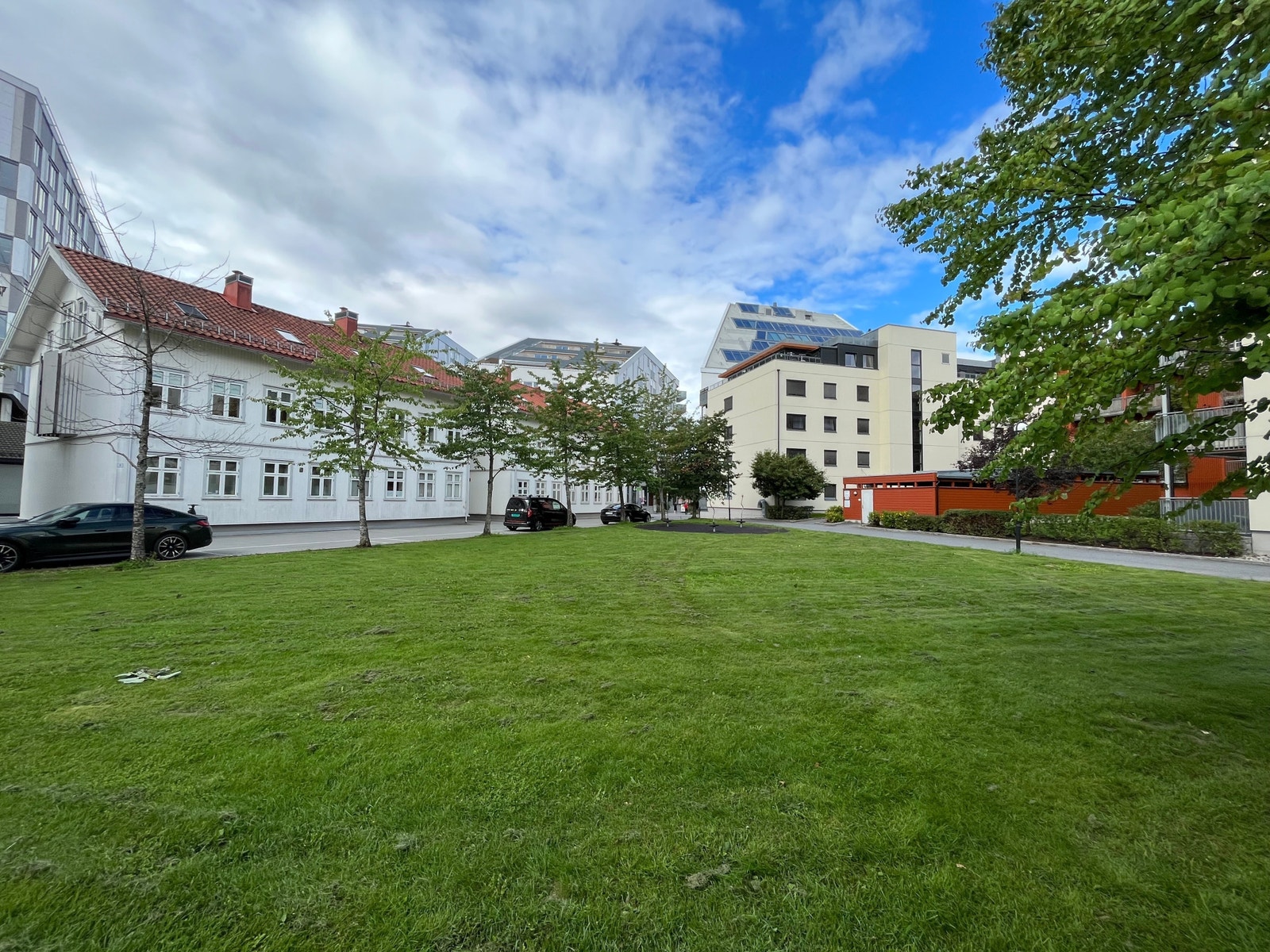 Her finnes det flere muligheter for parkering både inne og ute Galleribilde