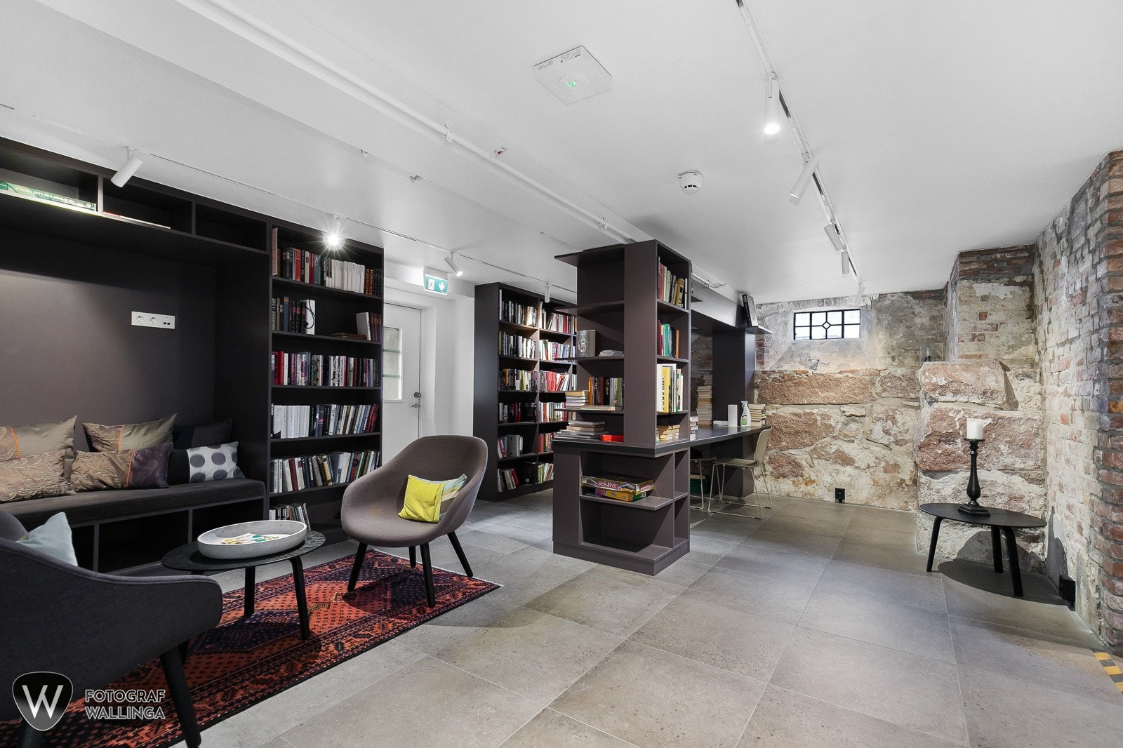 Bibliotek i kjeller. Galleribilde