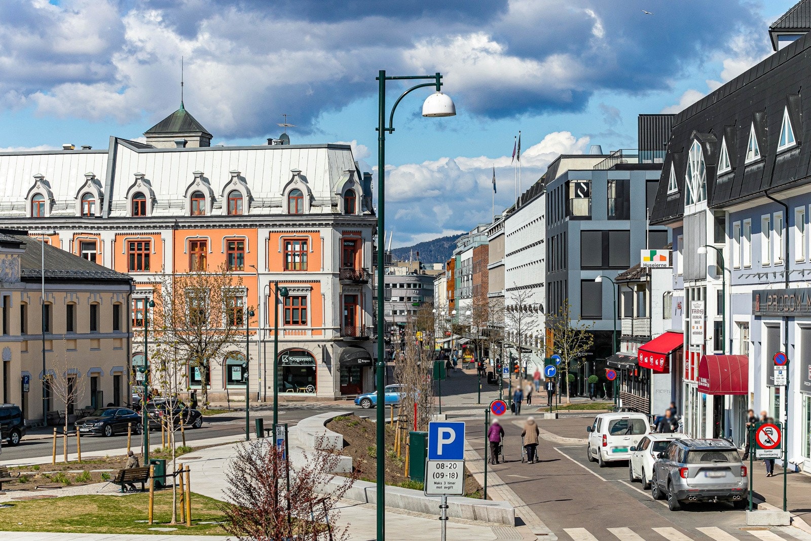 Her kan man sitte å nyte solen med franske bakevarer og en kaffe latte fra La Boulangerie som ligger i nabolaget. Galleribilde