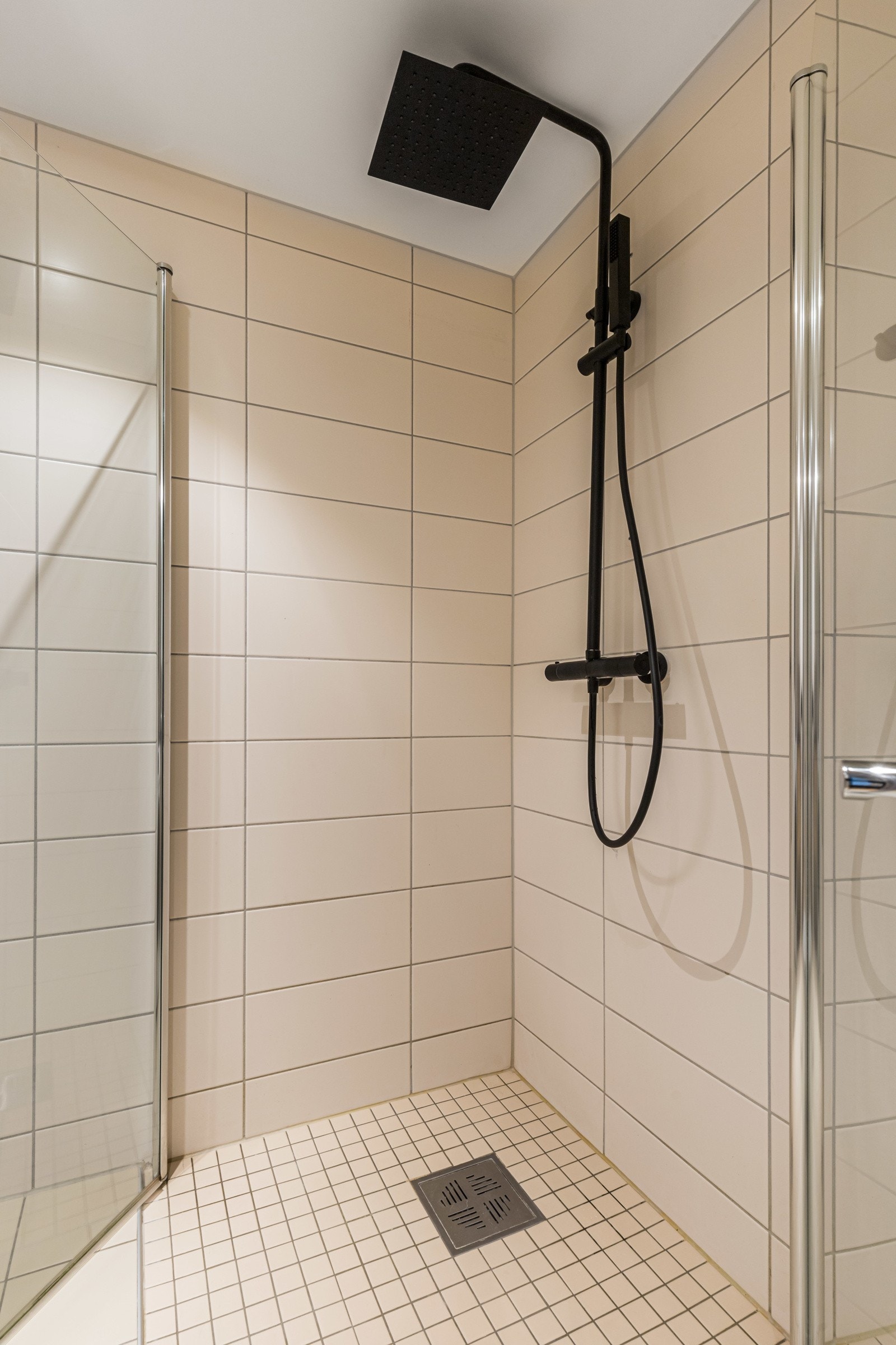 Videre har badet veggmontert toalett, opplegg for vaskemaskin, samt et deilig dusjhjørne med både håndgarnityr og regnfallsdusj. Galleribilde