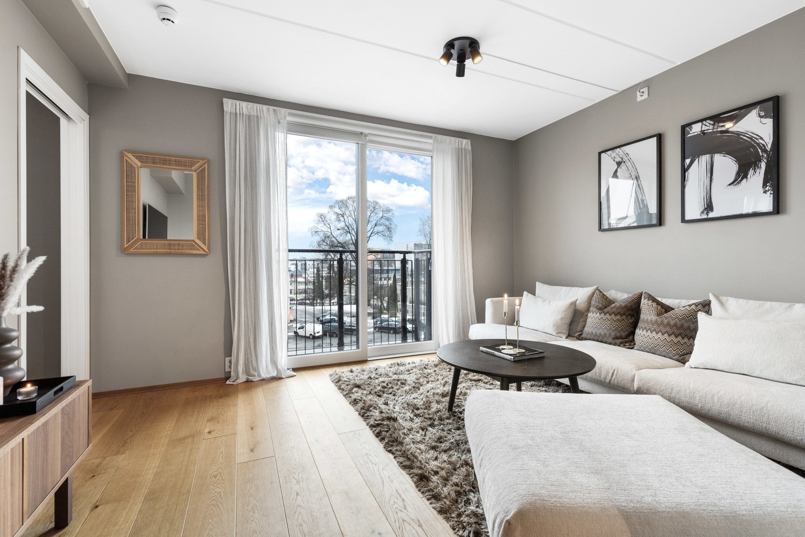 Leiligheten har en nydelig stue, hvor stor skyvedør på endeveggen går nesten opp til himling som gir gode lysforhold. Galleribilde