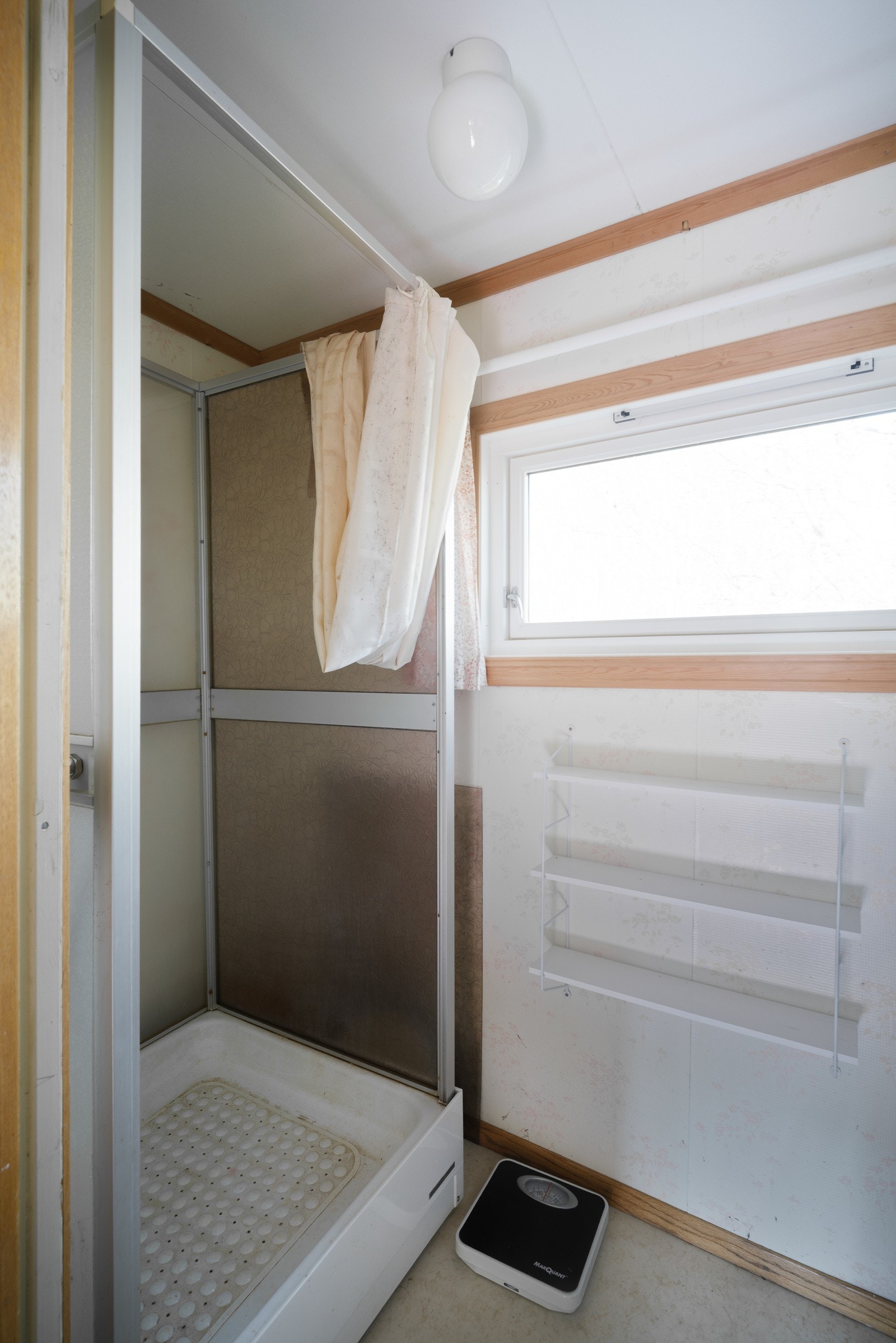 Baderommet i hytten inneholder dusjkabinett og servant. Galleribilde