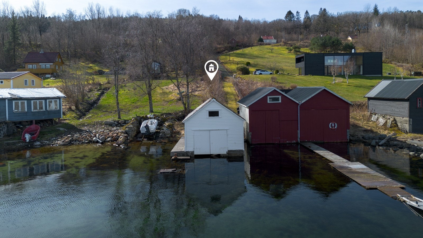 Tilhørende til fritidsboligen følger det med et enkelt naust som er perfekt til lagring av båten på vinterstid, eller perfekt for deg som er båt- og sjøinteressert. Galleribilde
