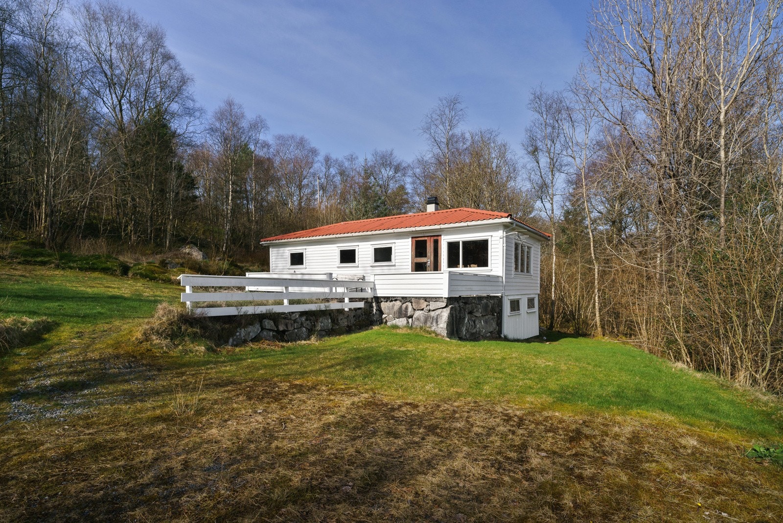 Hytten har en attraktiv og rolig beliggenhet i populære Ålfjorden. Galleribilde