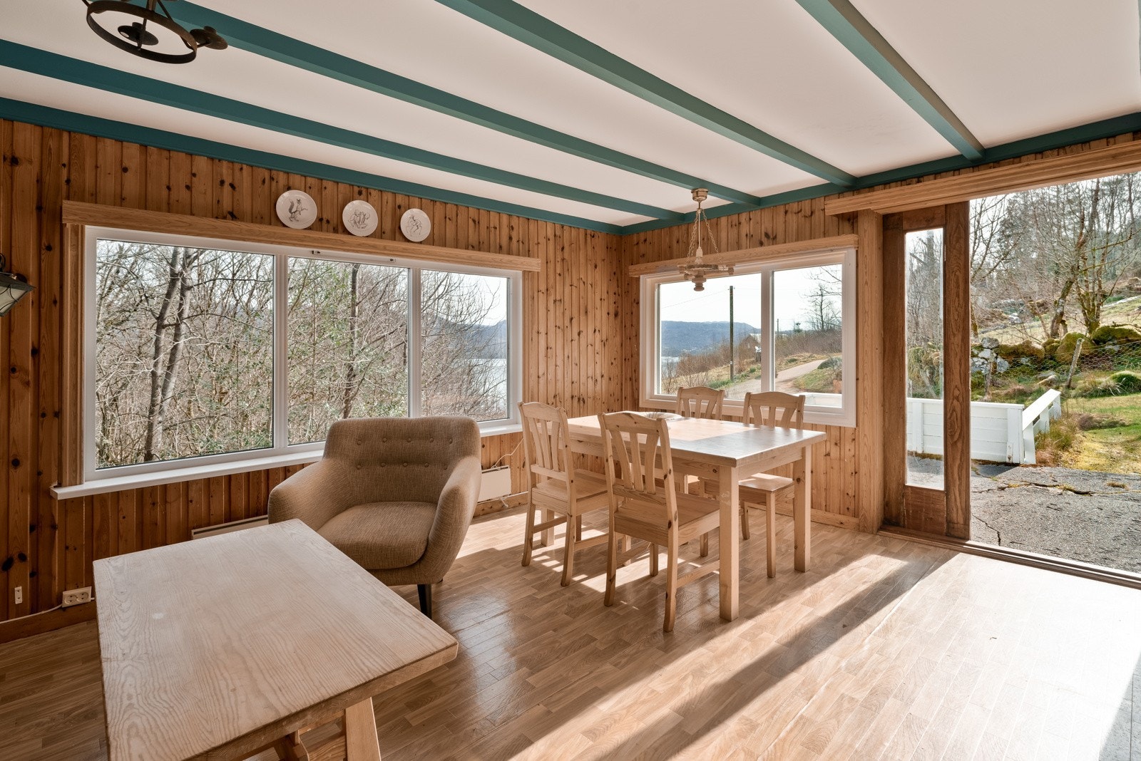 Fra stuen er det utgang til en nydelig utsikt over sjø og fjell! Galleribilde