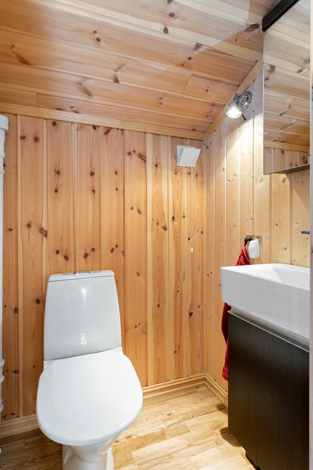 Toalettrom. Rommet inneholder klosett, vask med innredning. Galleribilde