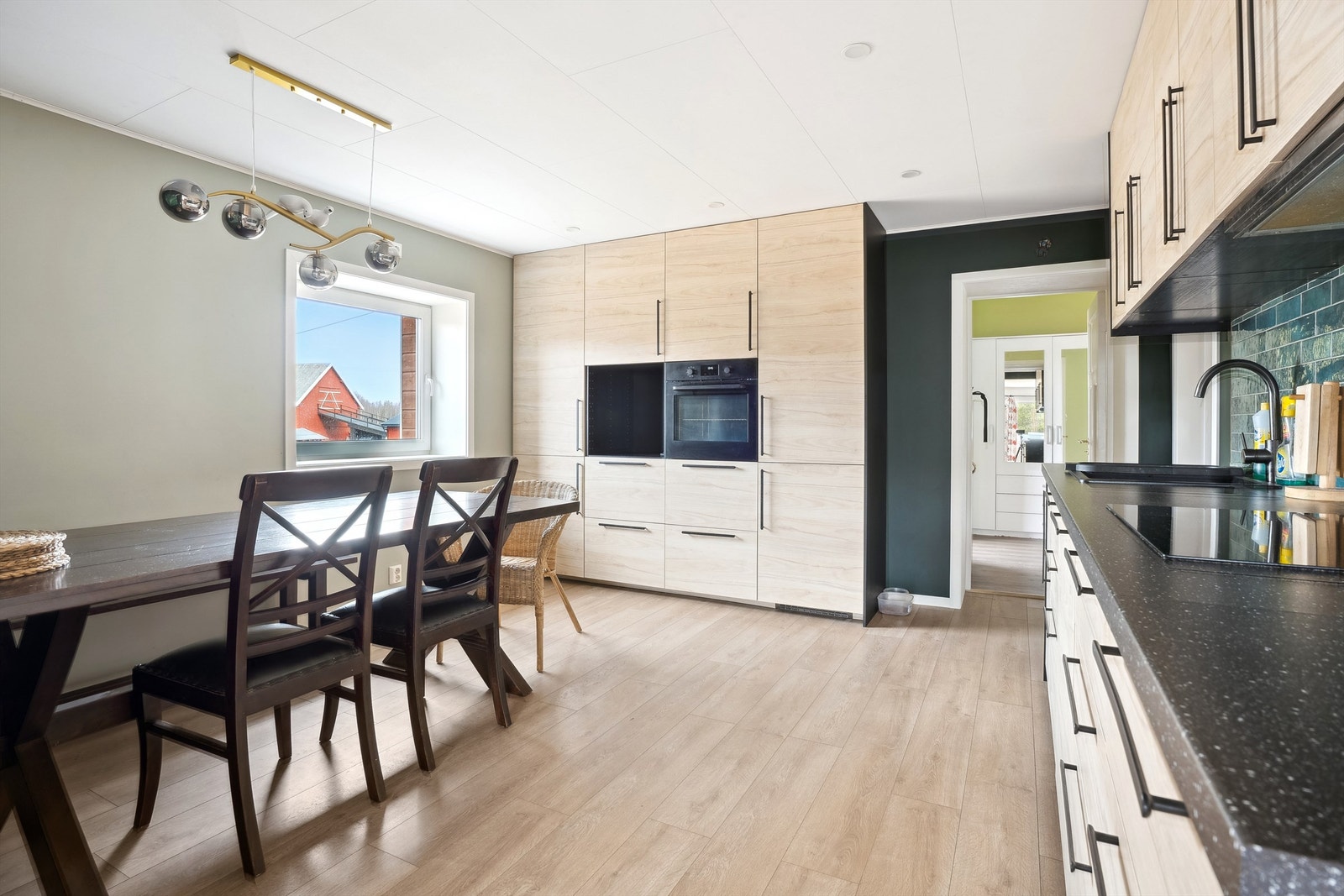 Kjøkkenet er utstyrt med integrerte hvitevarer som kjøl/fryseskap, oppvaskmaskin, platetopp og stekeovn Galleribilde