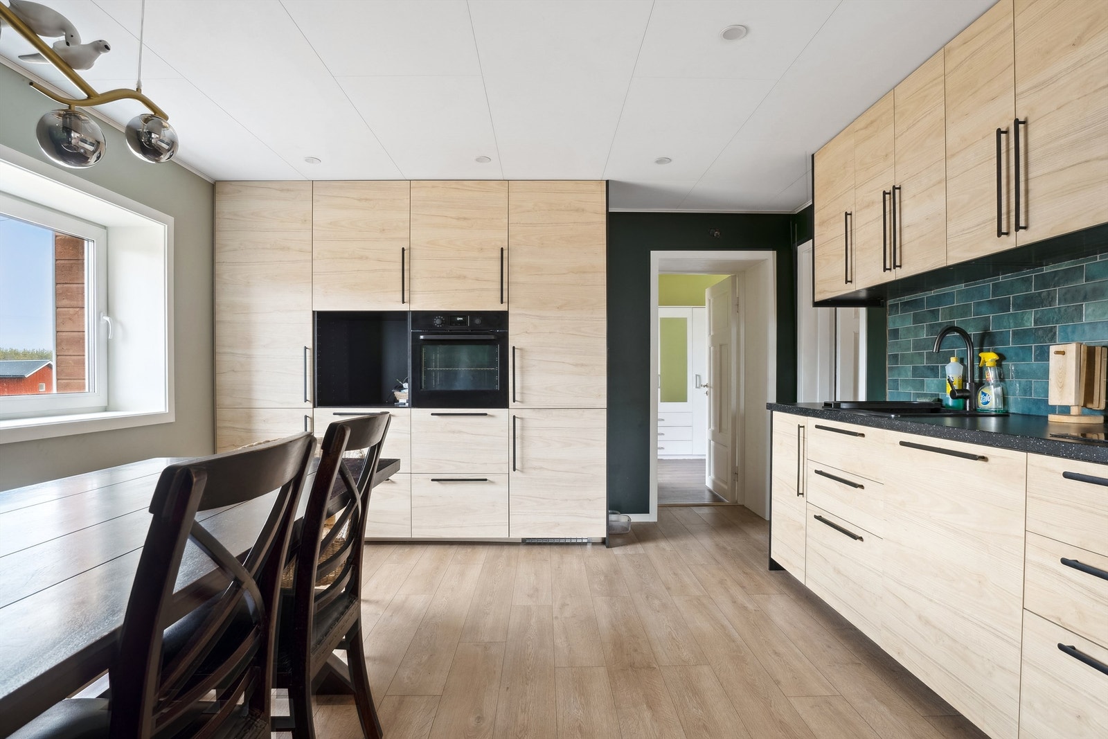 Kjøkkenet har en moderne innredning fra 2024 med glatte fronter og laminert benkeplate med nedfelt vask. Galleribilde