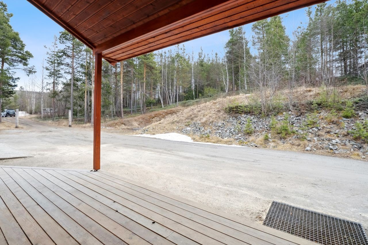 Fra stuen har utgang til overbygget terrasseplatting. Galleribilde