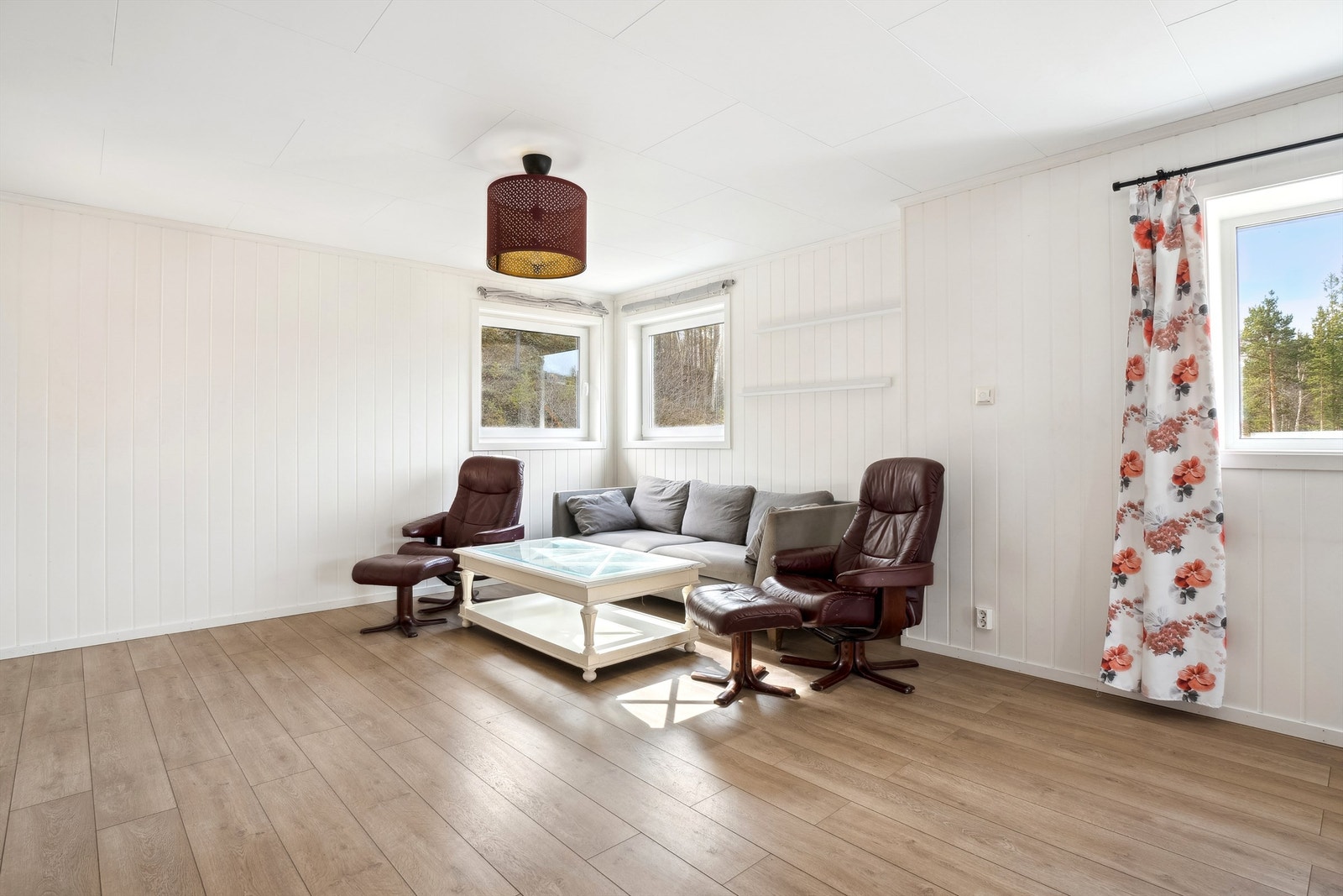 Stuen har godt med lysinfall fra vinduene. Galleribilde