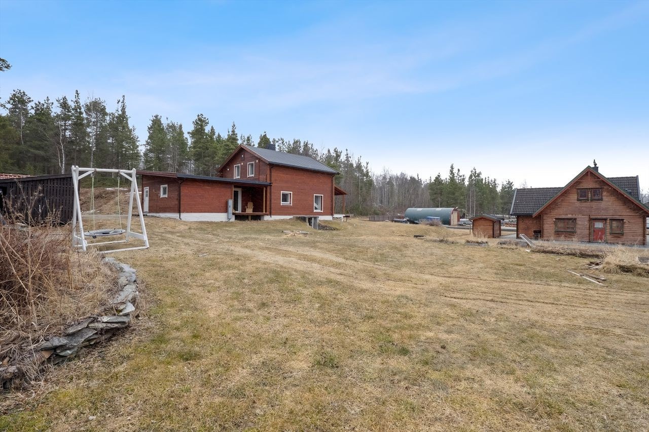 Romslig tomt på 2,5 mål opparbeidet med plen. Galleribilde