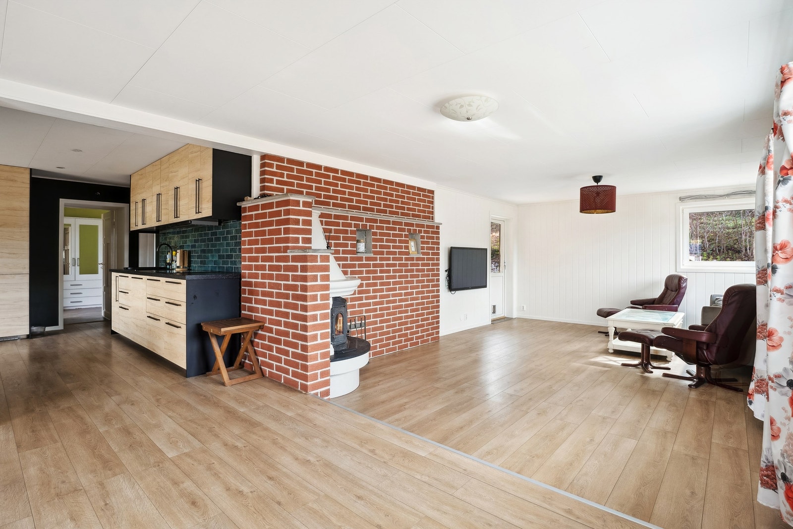 Innvendig består boligen av gulv med laminat og fliser, hvor enkelte rom har gulvvarme. Veggene har malte plater, og himlingene har malte overflater. Overflatene ble modernisert i 2022. Galleribilde