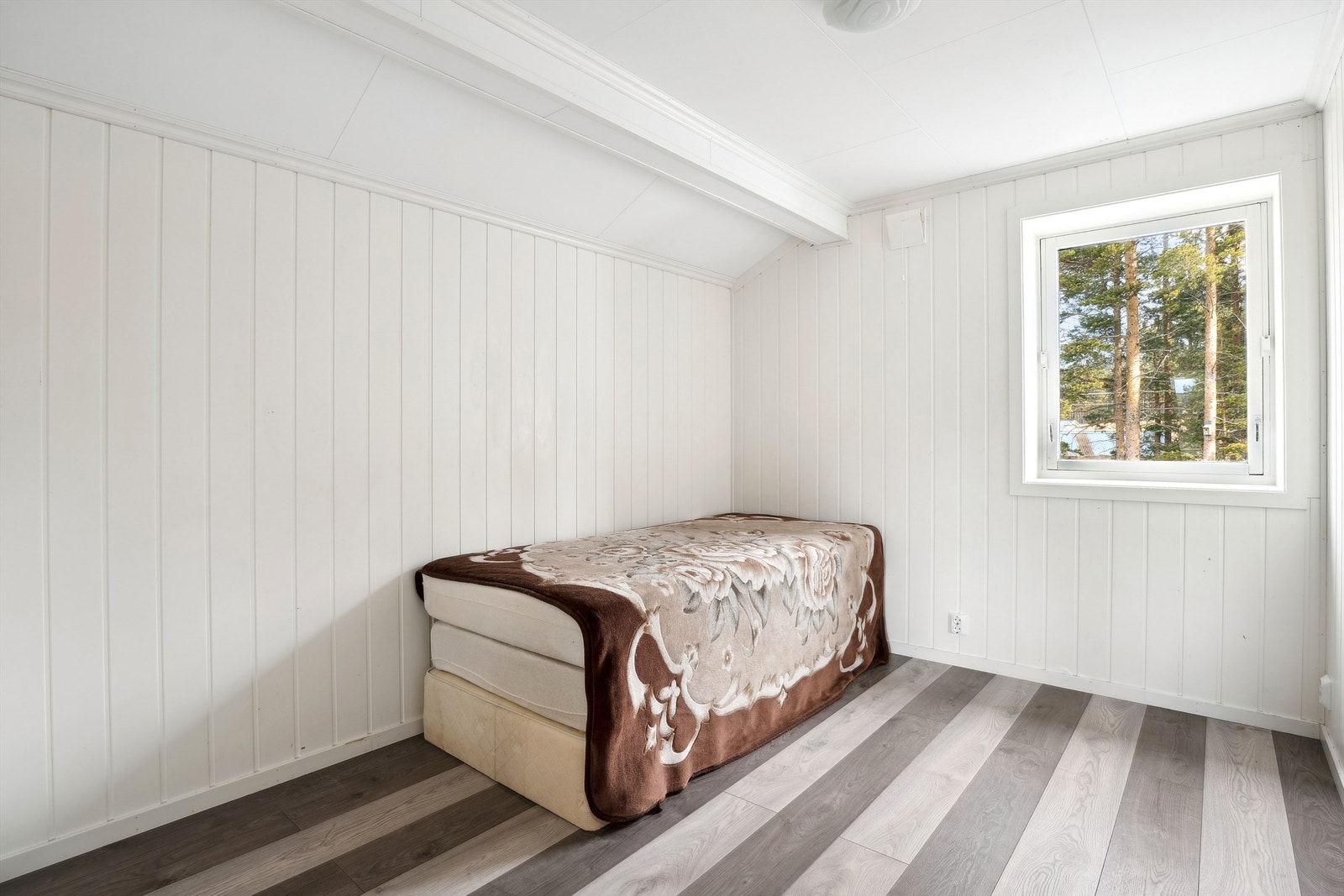 Innredet rom i god størrelse. (Rommet er ikke omsøkt og godkjent til varig opphold) Galleribilde