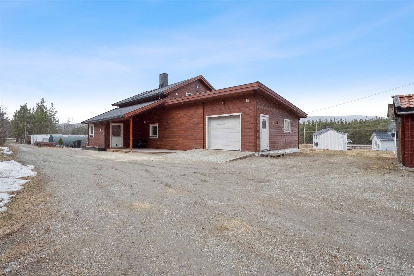 Det er oppført et tilbygg med garasje i tilknytning til boligen. Garasjen er isolert med garasjerom med smøregrav. I tillegg ble det oppført ny terraseplatting i 2018 Galleribilde