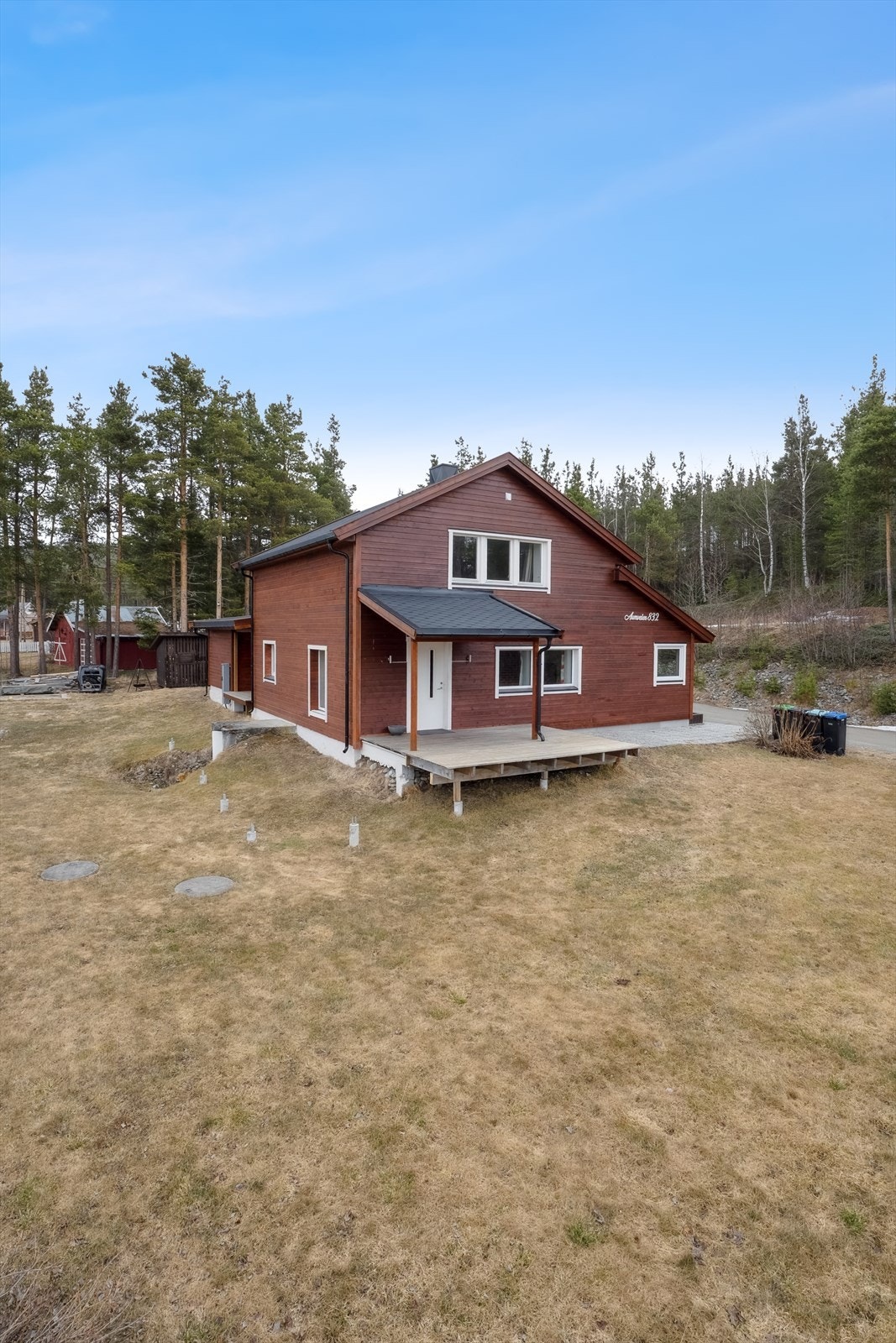 Eiendommen har flere uteplasser og en romslig tomt med fint potensiale Galleribilde