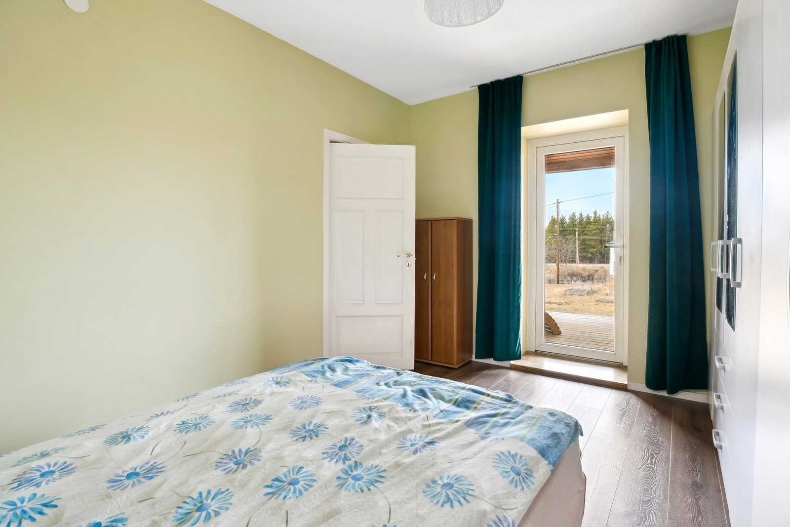 Innredet rom 1.etasje som idag benyttes som soverom (rommet er ikke omsøkt og godkjent til varig opphold) Galleribilde