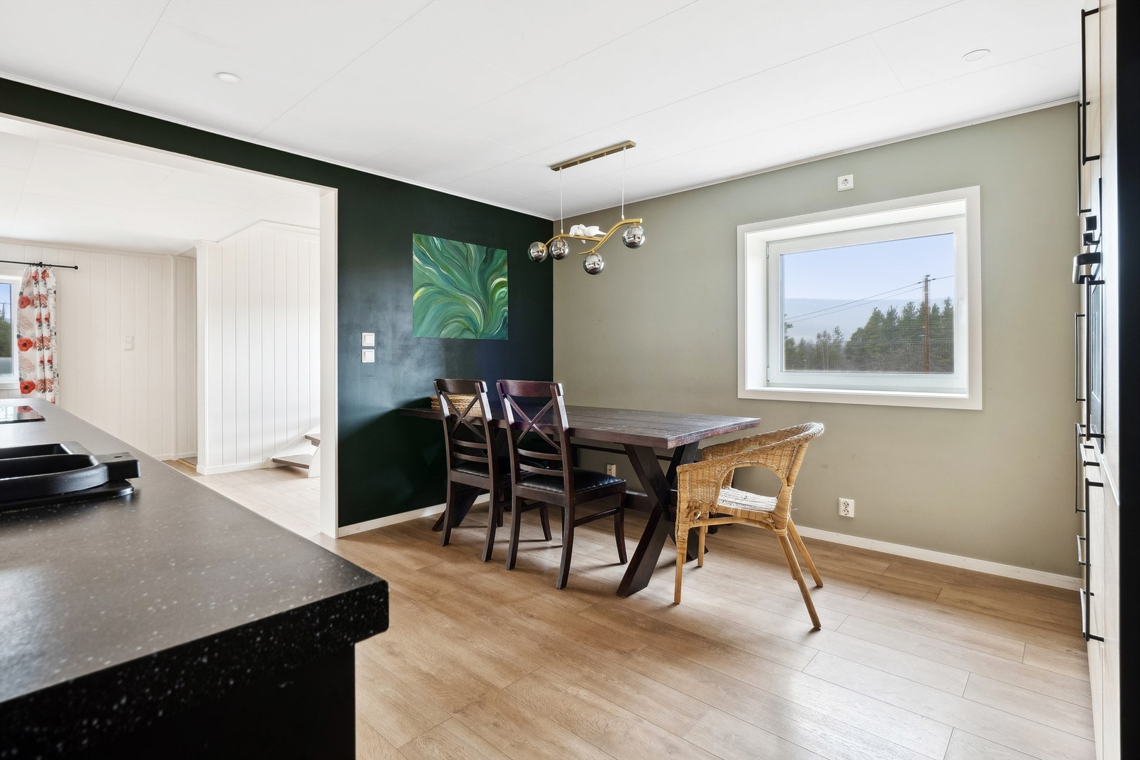 Kjøkkenet har plass for en hyggelig spiseplass. Galleribilde