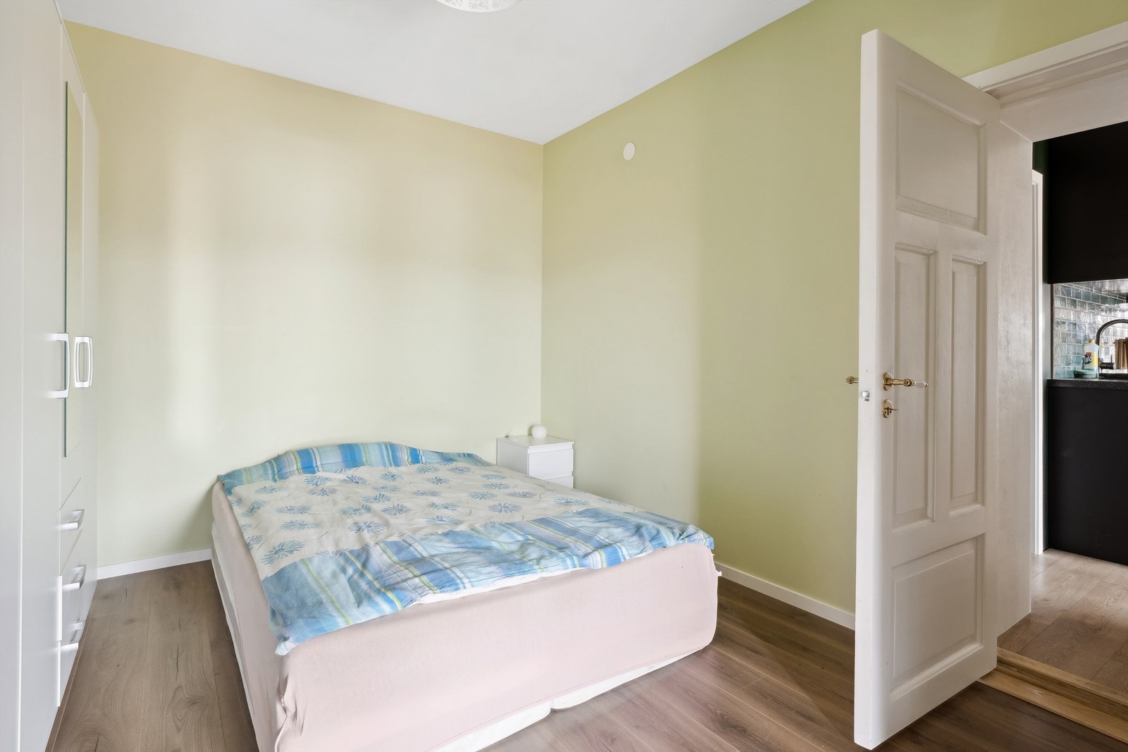 Rommet er innredet med garderobeskap. Galleribilde