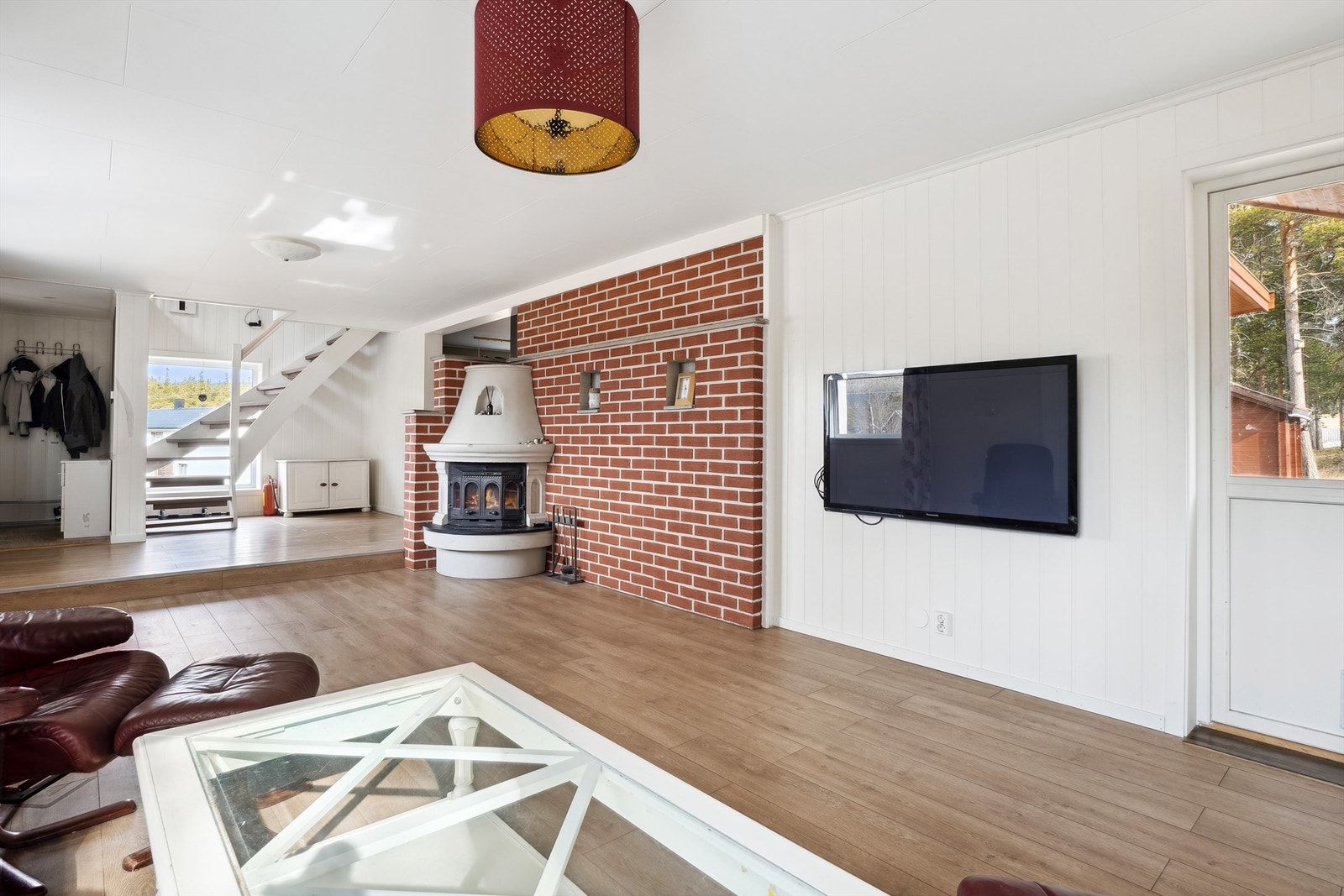 Stuen har oppvarming via peisovn og utgang til overbygget terrasseplatting. Galleribilde