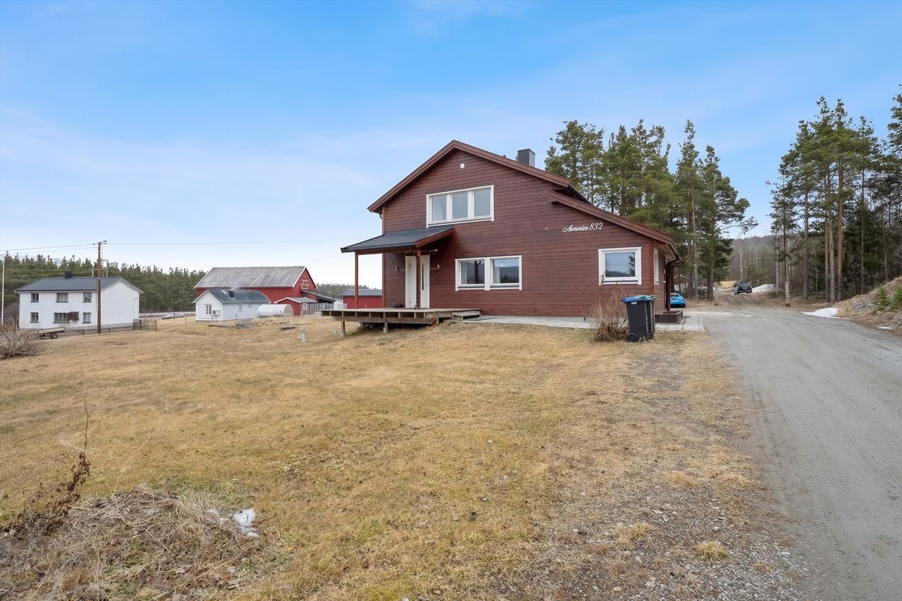 Boligeiendommen ligger sentralt og skjermet til på Auma, tilbaketrukket fra fylkesveien. Tomten er romslig, med et areal på hele 2,5 mål, og er pent opparbeidet med plen Galleribilde