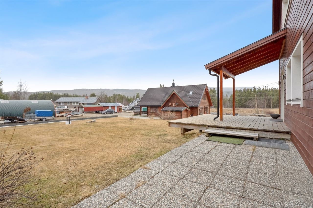 Boligen er betydelig modernisert i perioden fra 2017 og frem til i dag, og fremstår som velholdt. Det er ikke søkt bruksendring/ferdigattest på arbeidet. Galleribilde