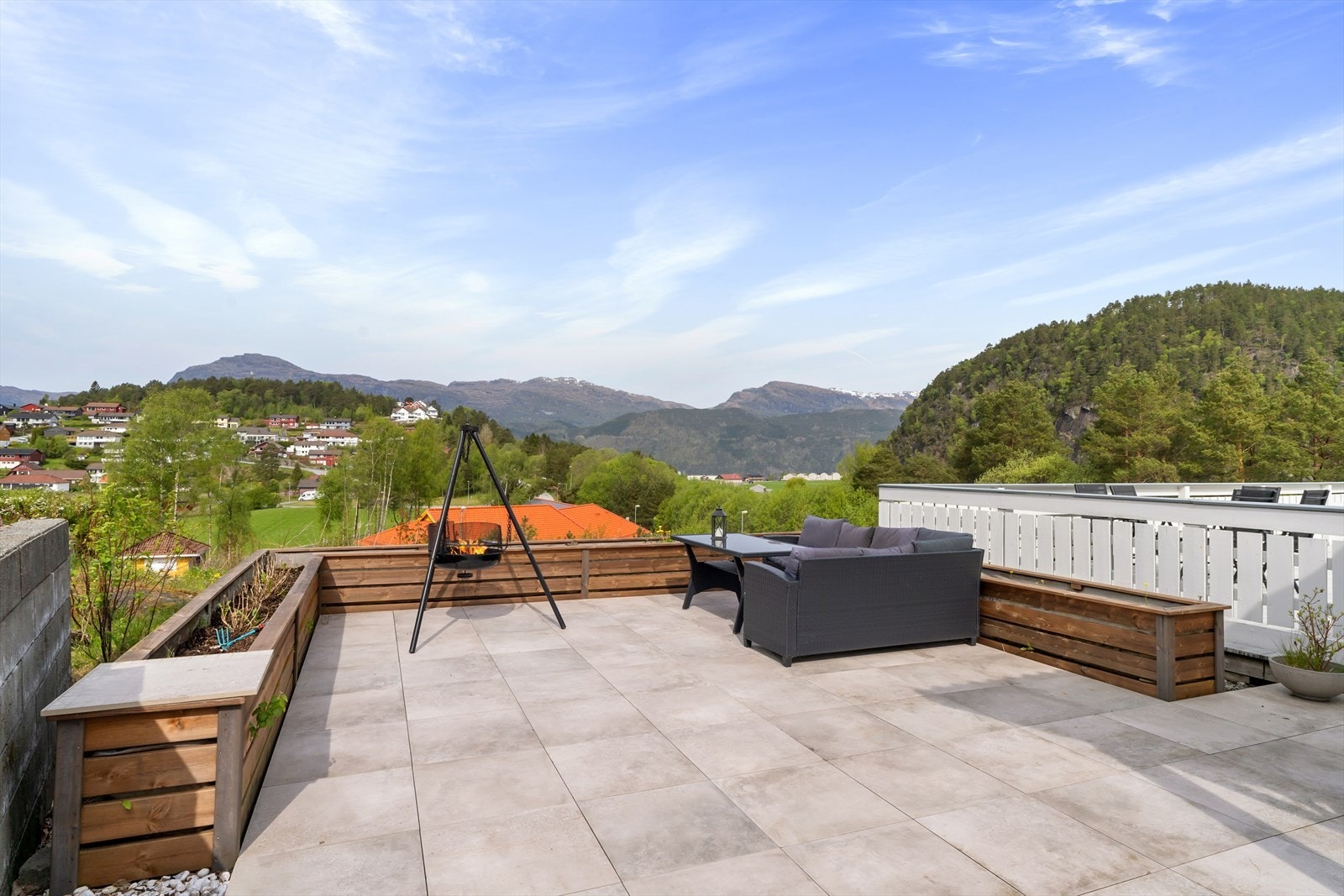 Fra stuen kommer du ut til en stor terrasse med gode solforhold. Galleribilde