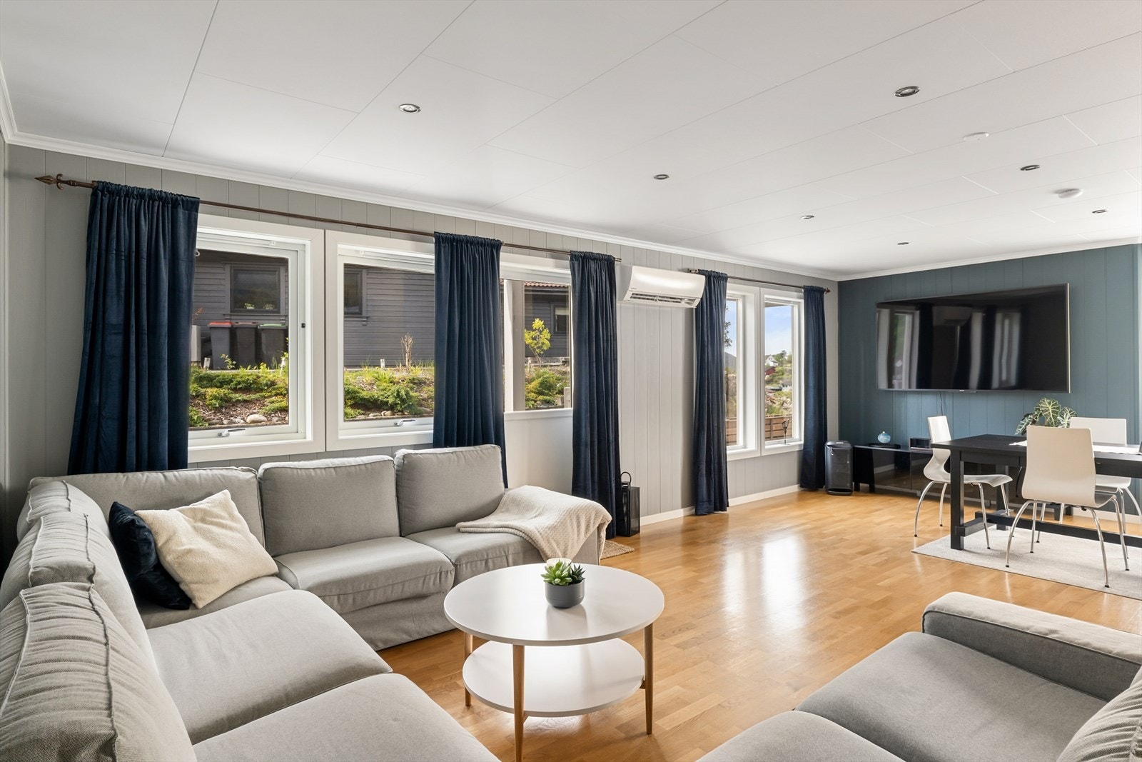 Her er det plass til både sofagruppe og spisebord. Galleribilde